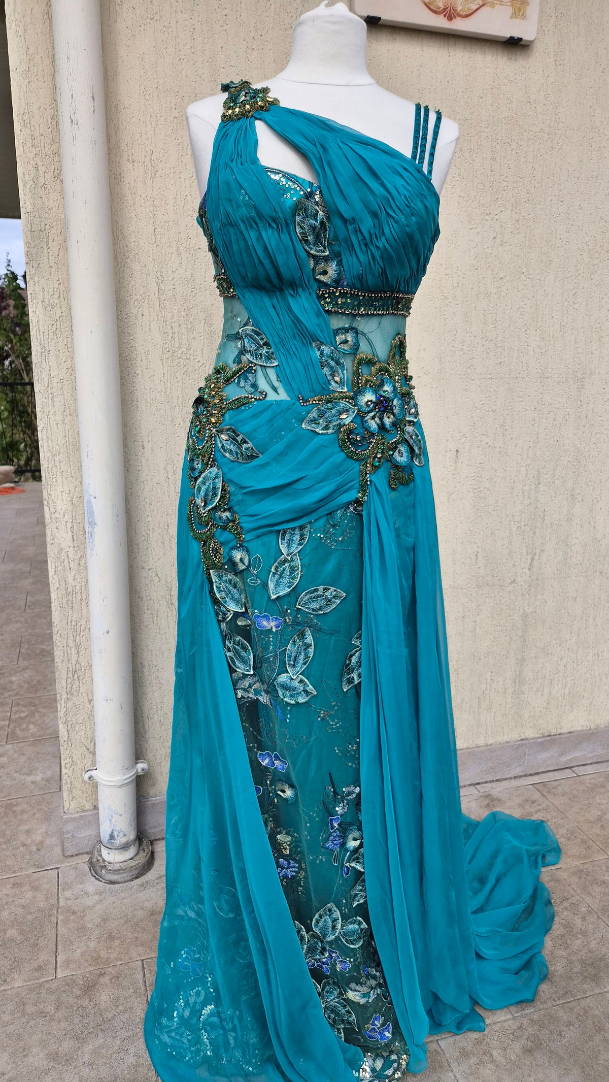 Robe bleue brodée