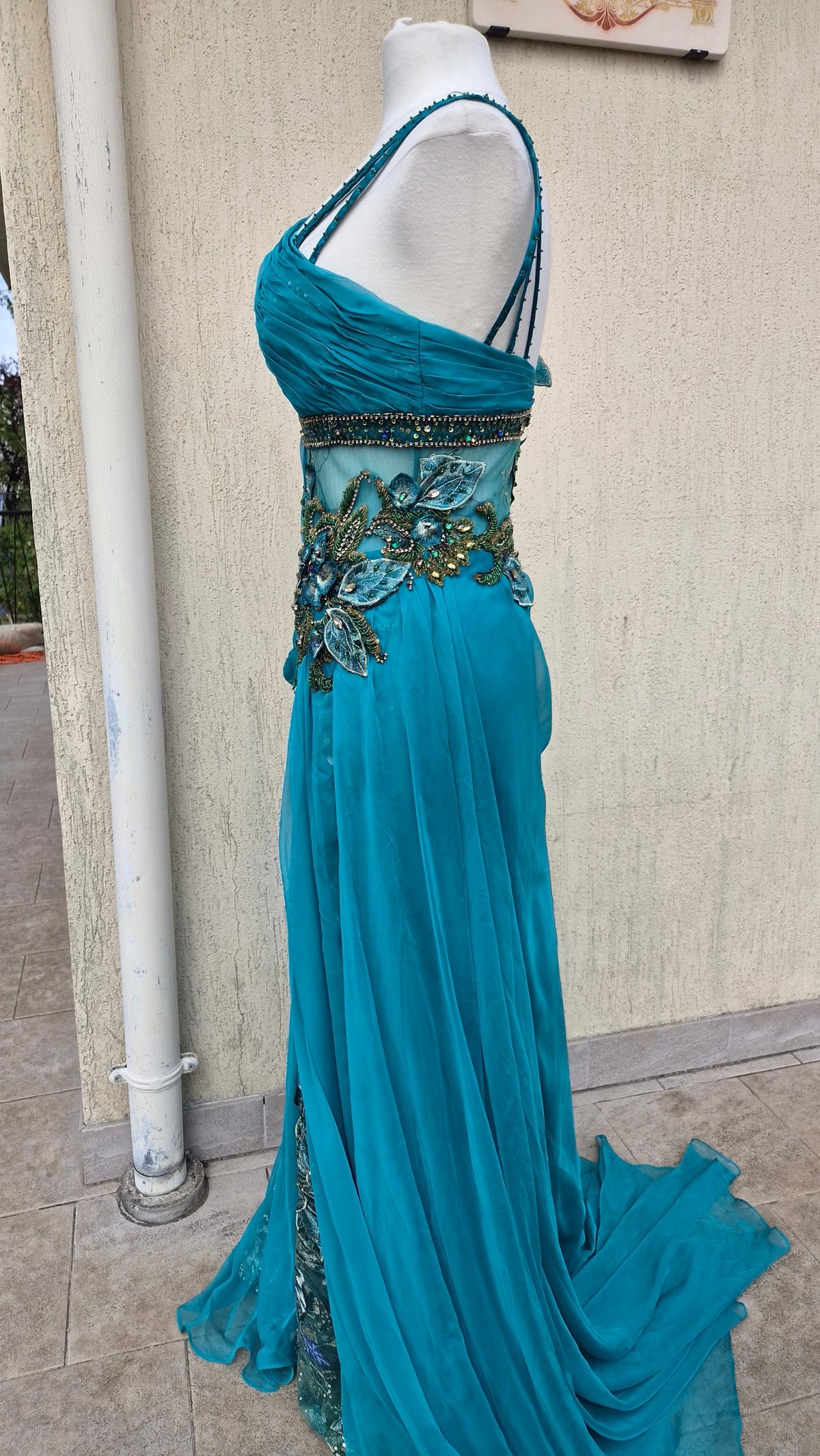Robe bleue brodée
