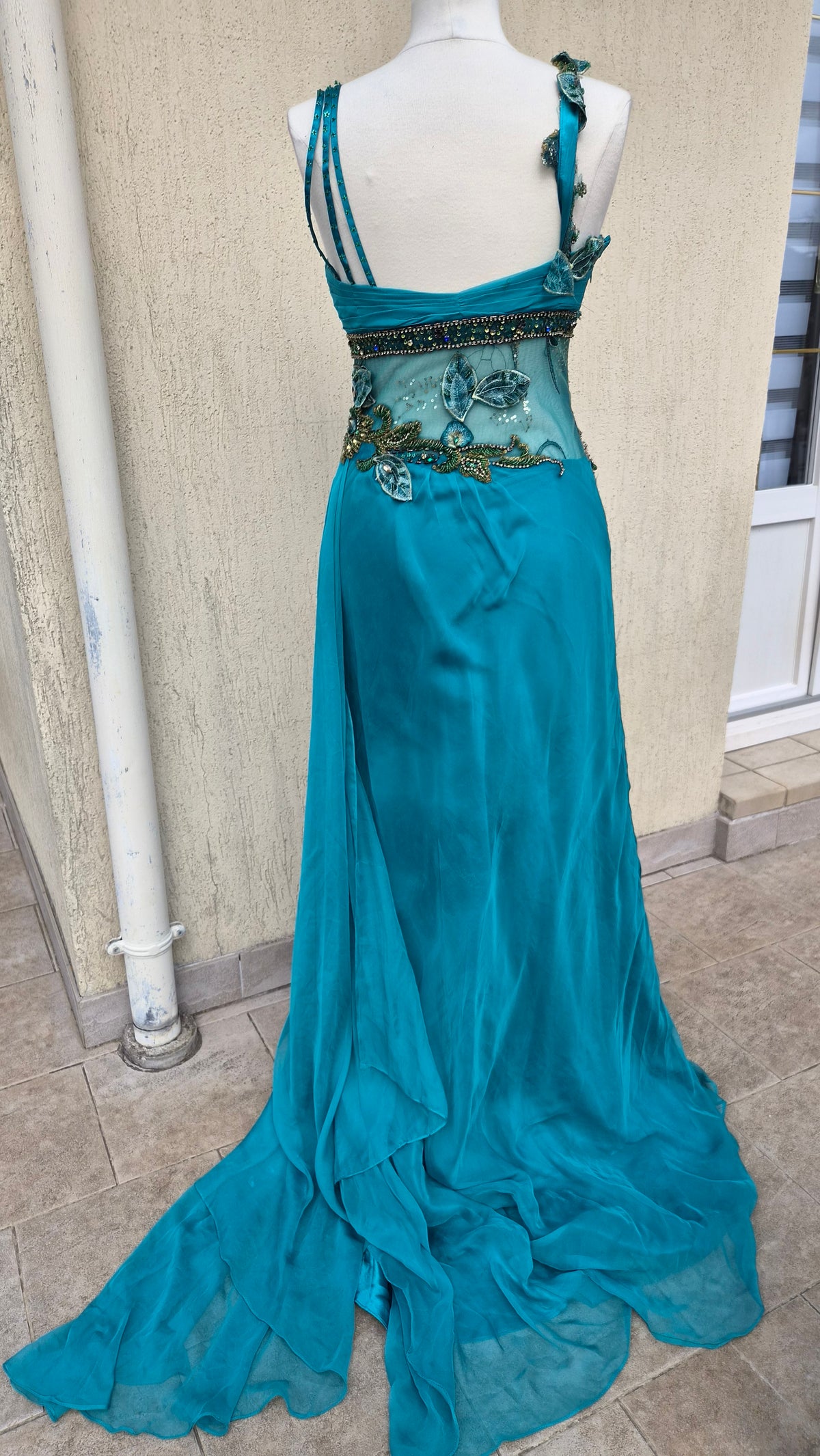 Robe bleue brodée