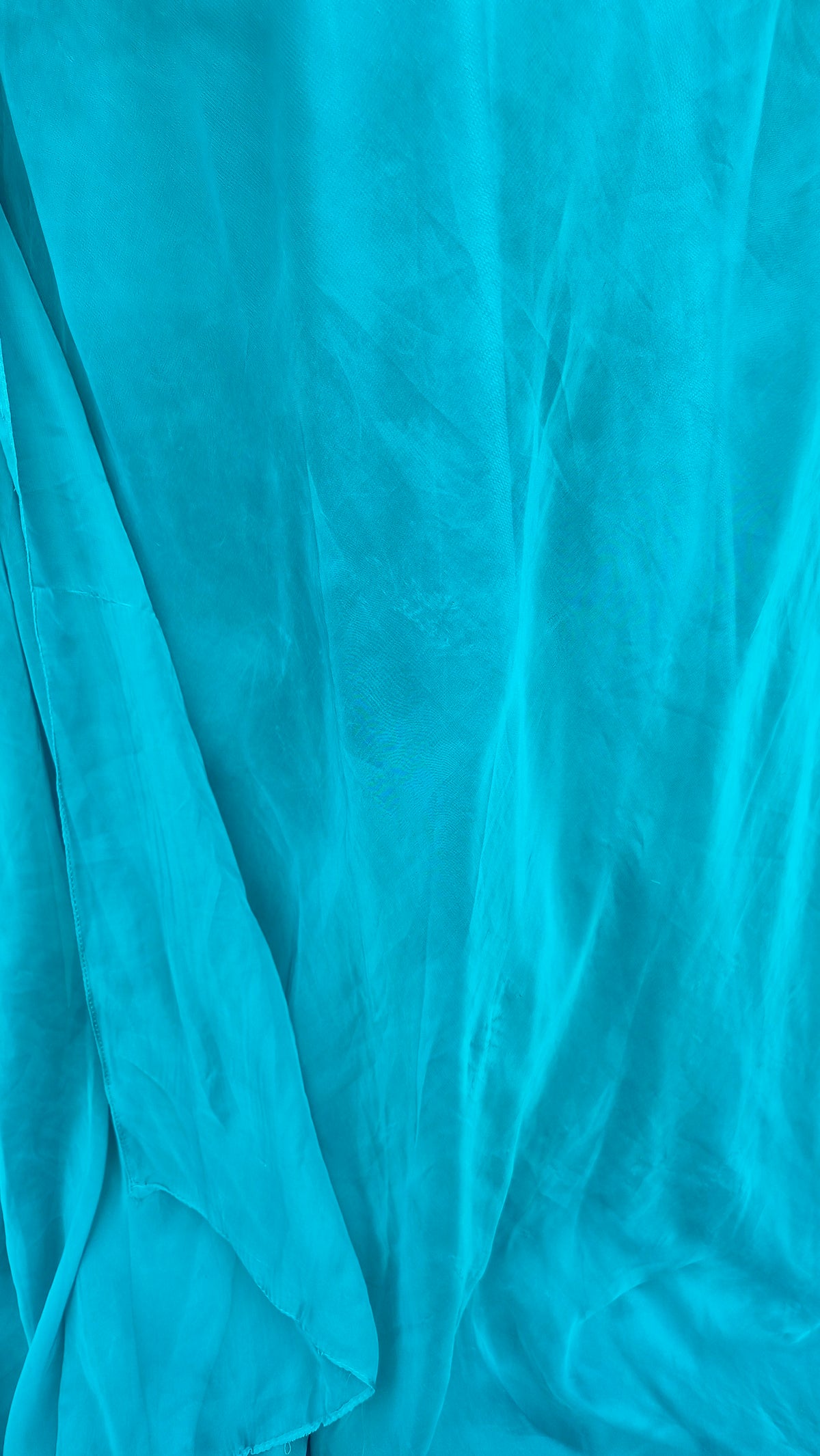 Robe bleue brodée