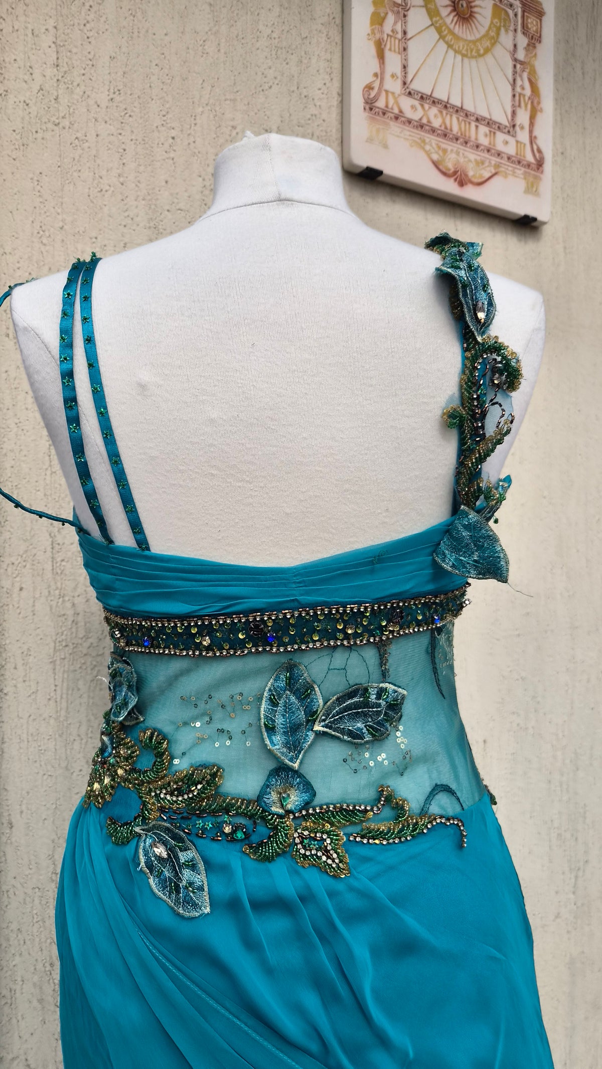 Robe bleue brodée