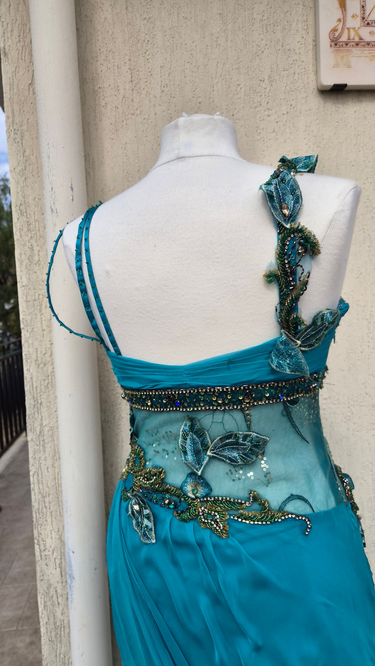 Robe bleue brodée