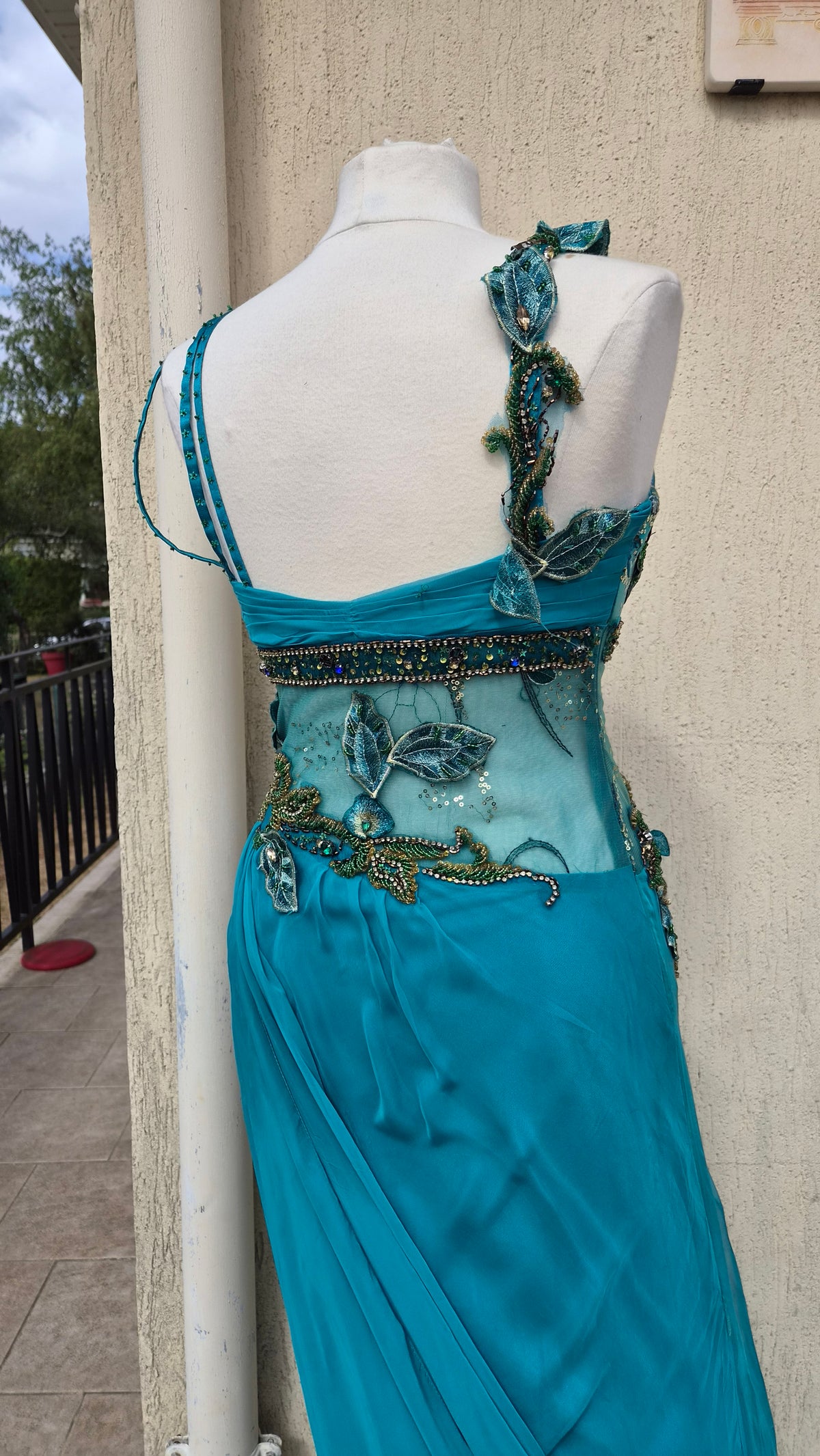 Robe bleue brodée