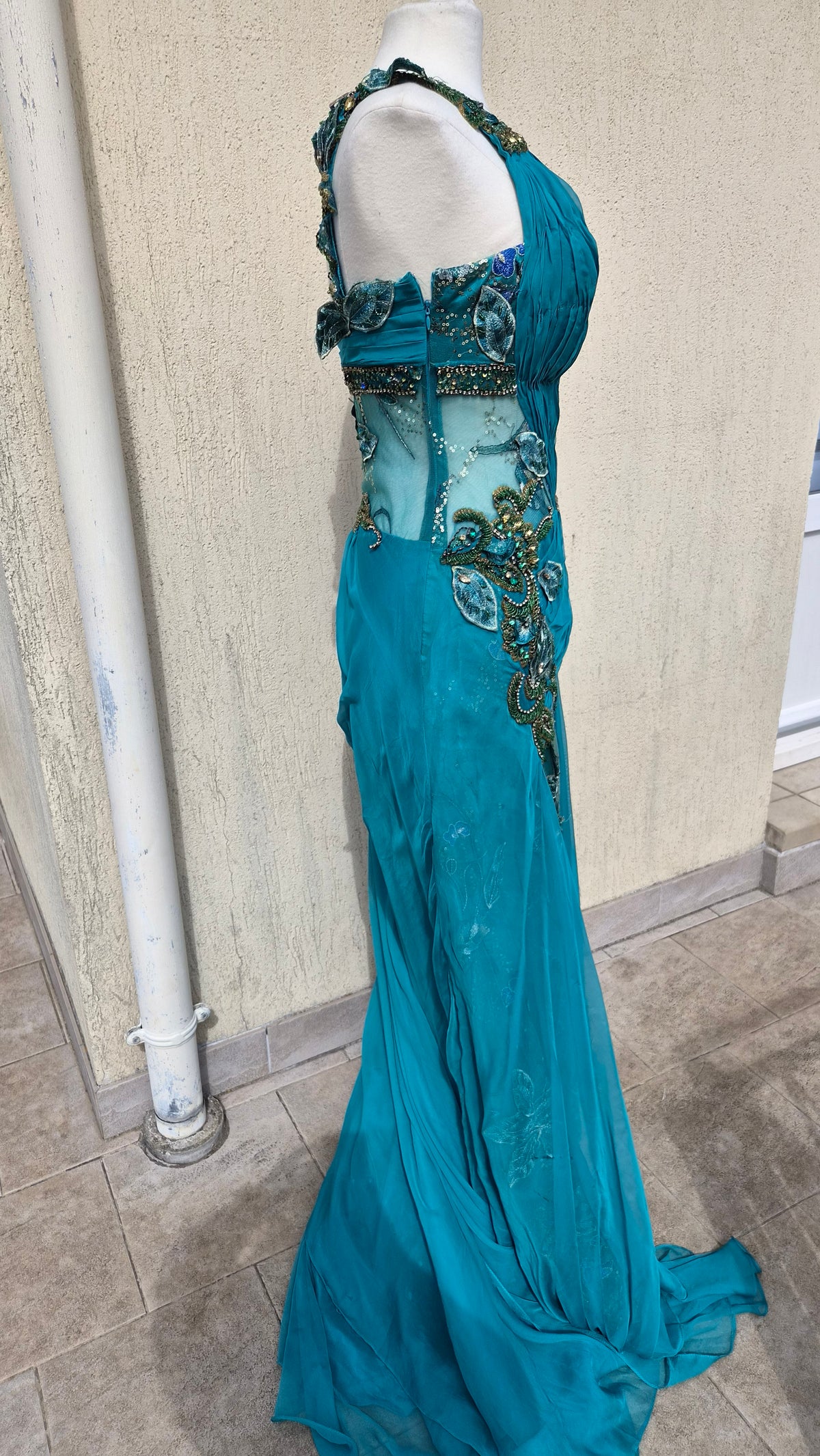 Robe bleue brodée