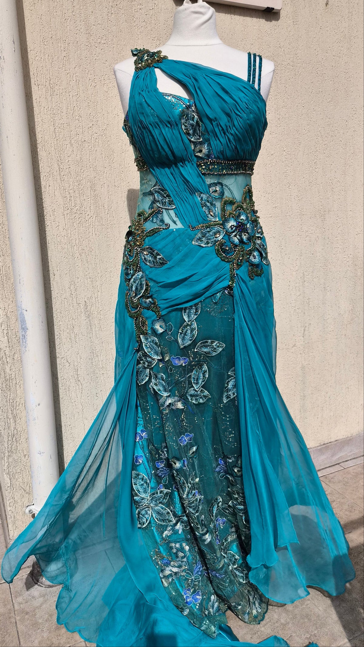 Robe bleue brodée