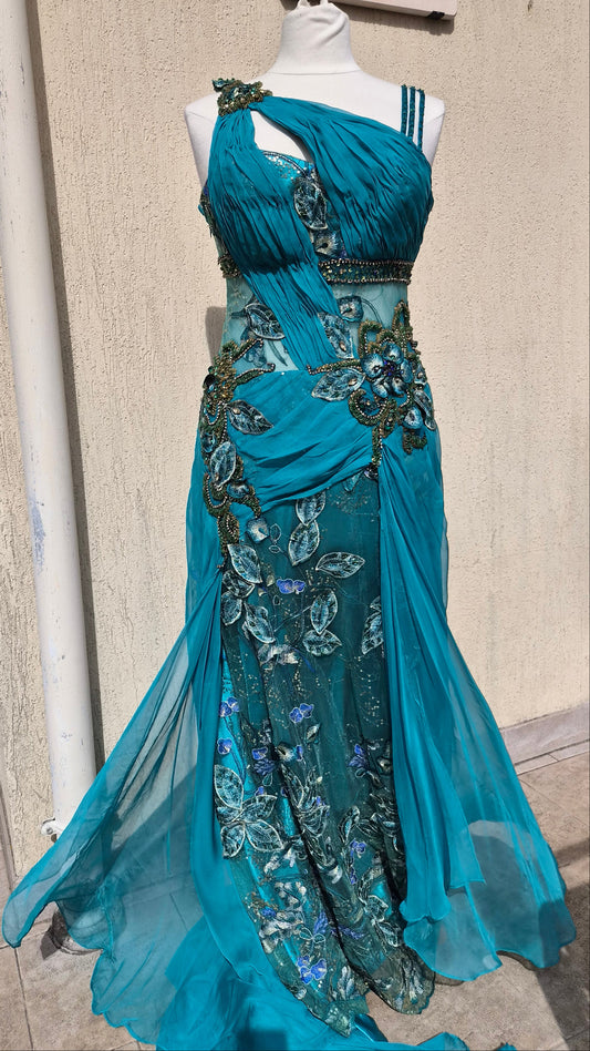 Robe bleue brodée
