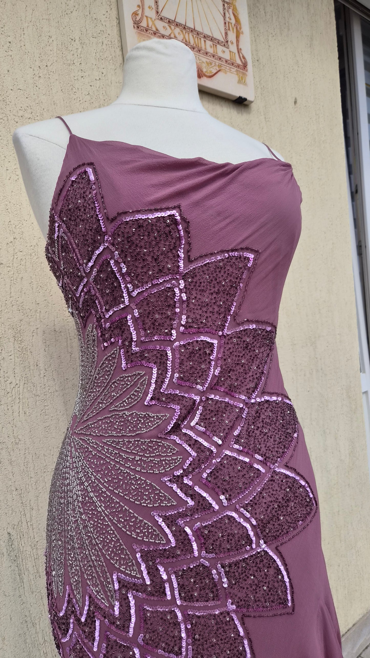 Robe en soie brodée tons roses