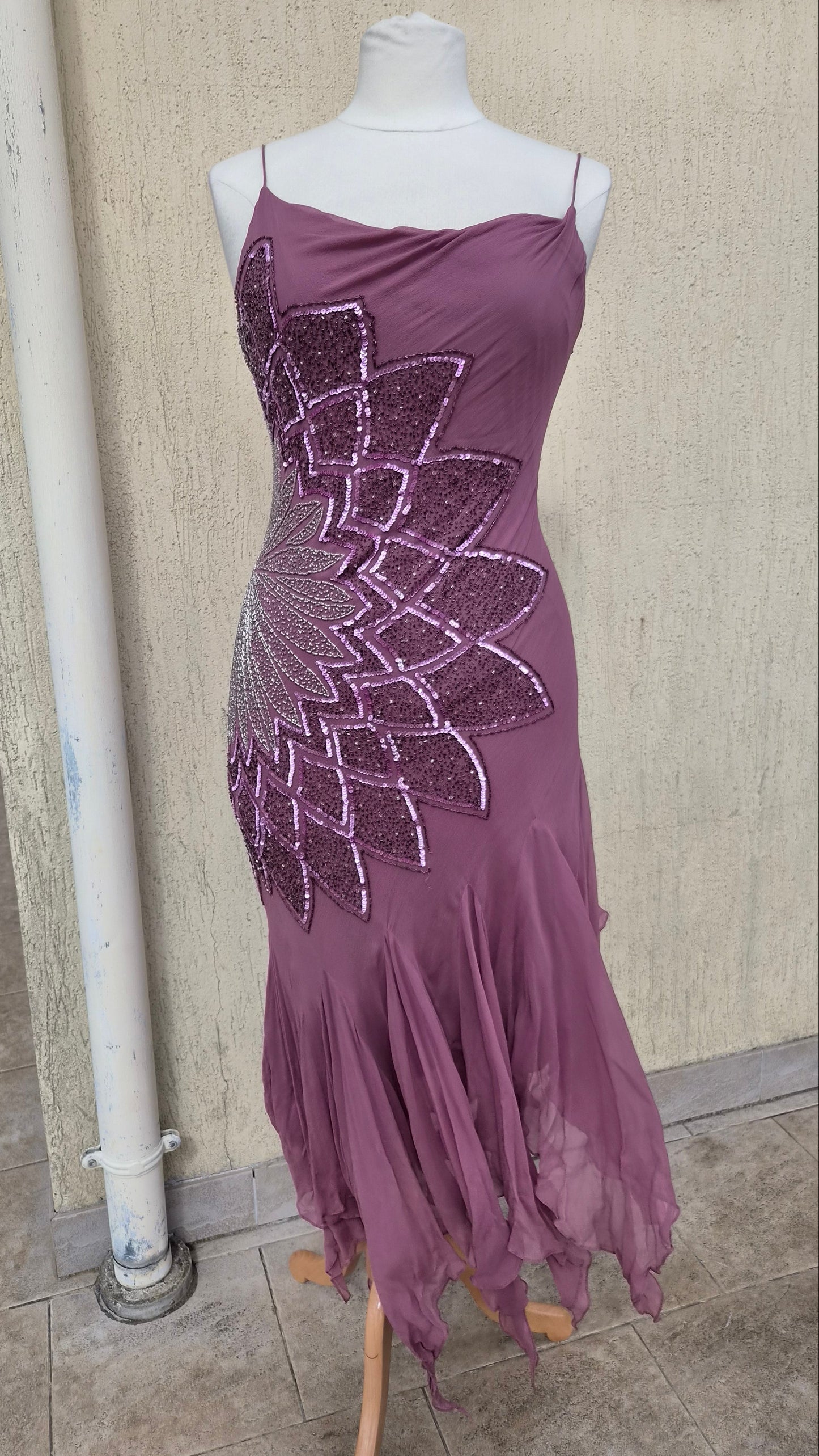 Robe en soie brodée tons roses