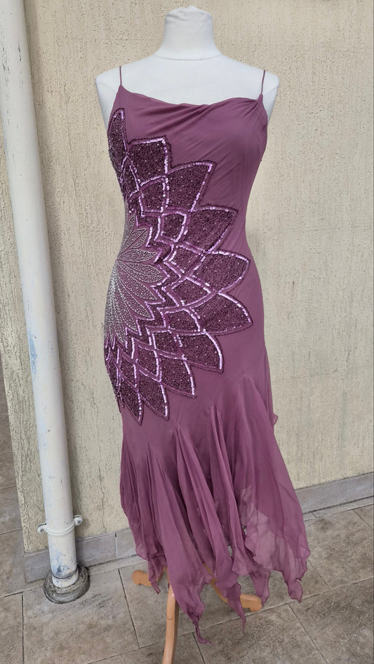 Robe en soie brodée tons roses
