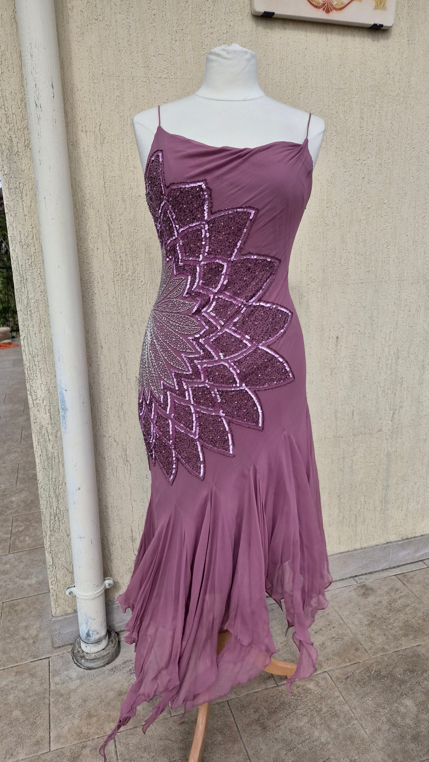 Robe en soie brodée tons roses