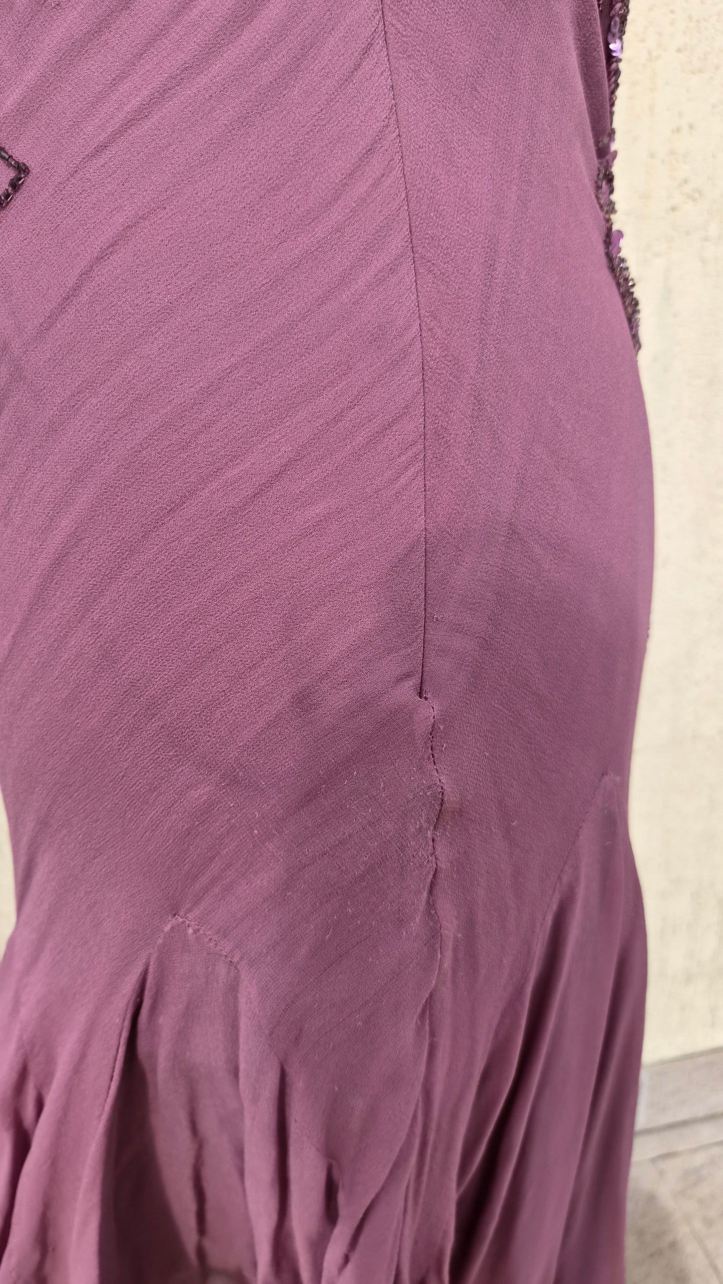 Robe en soie brodée tons roses
