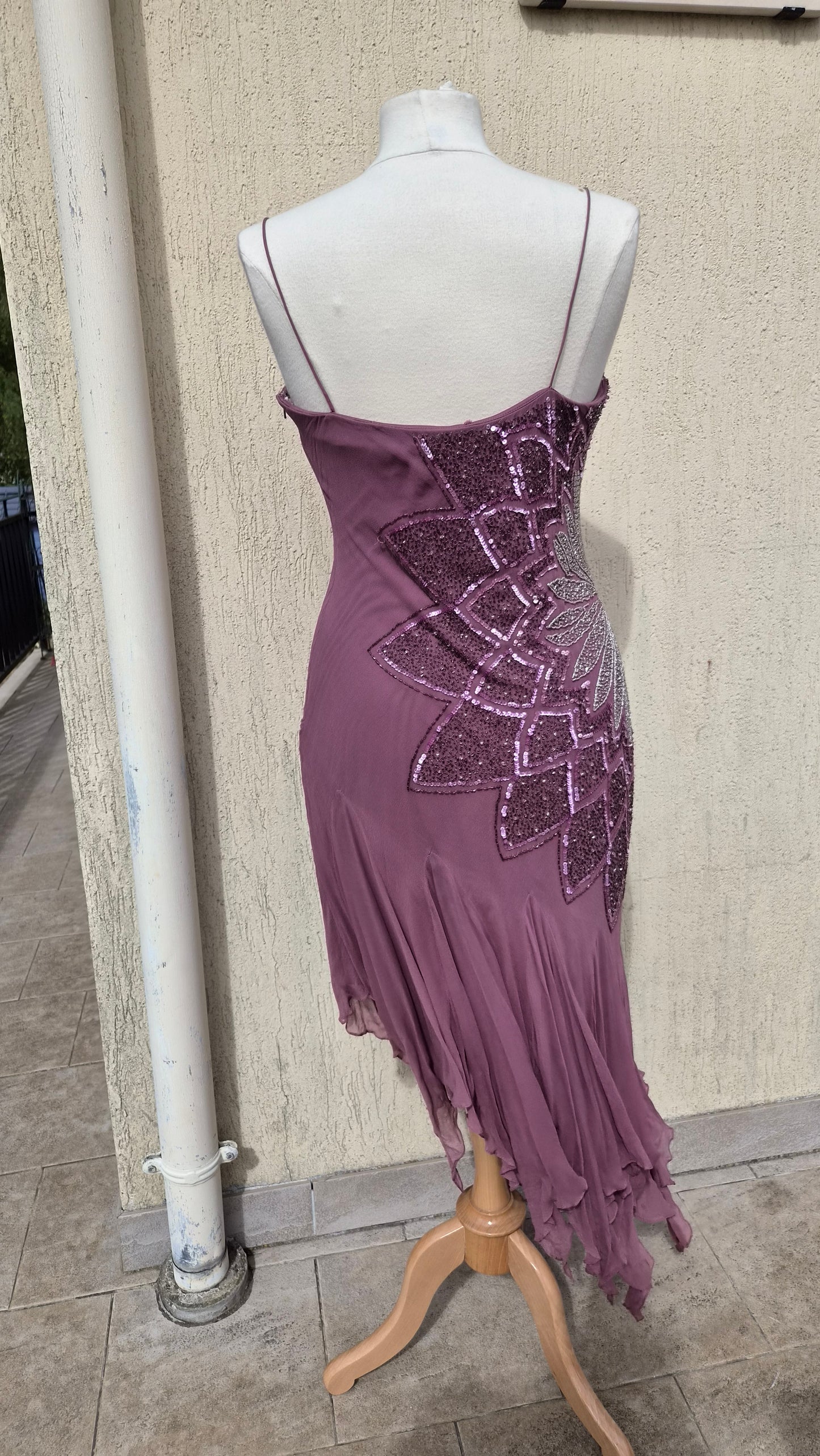 Robe en soie brodée tons roses