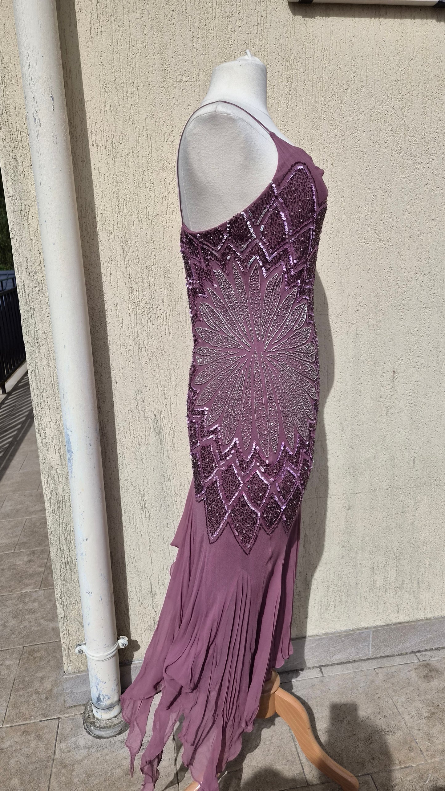 Robe en soie brodée tons roses