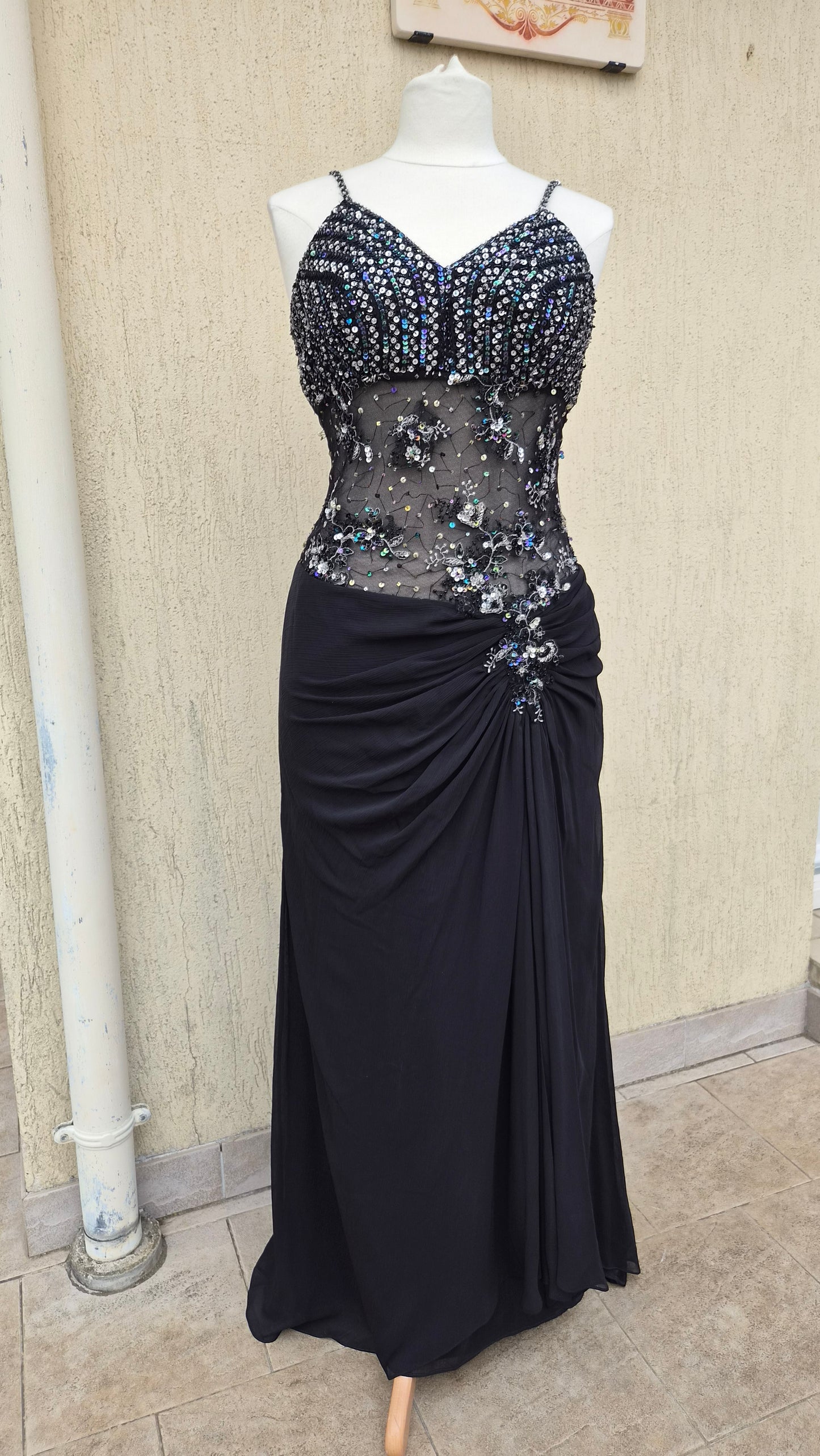 Robe noire détails broderies