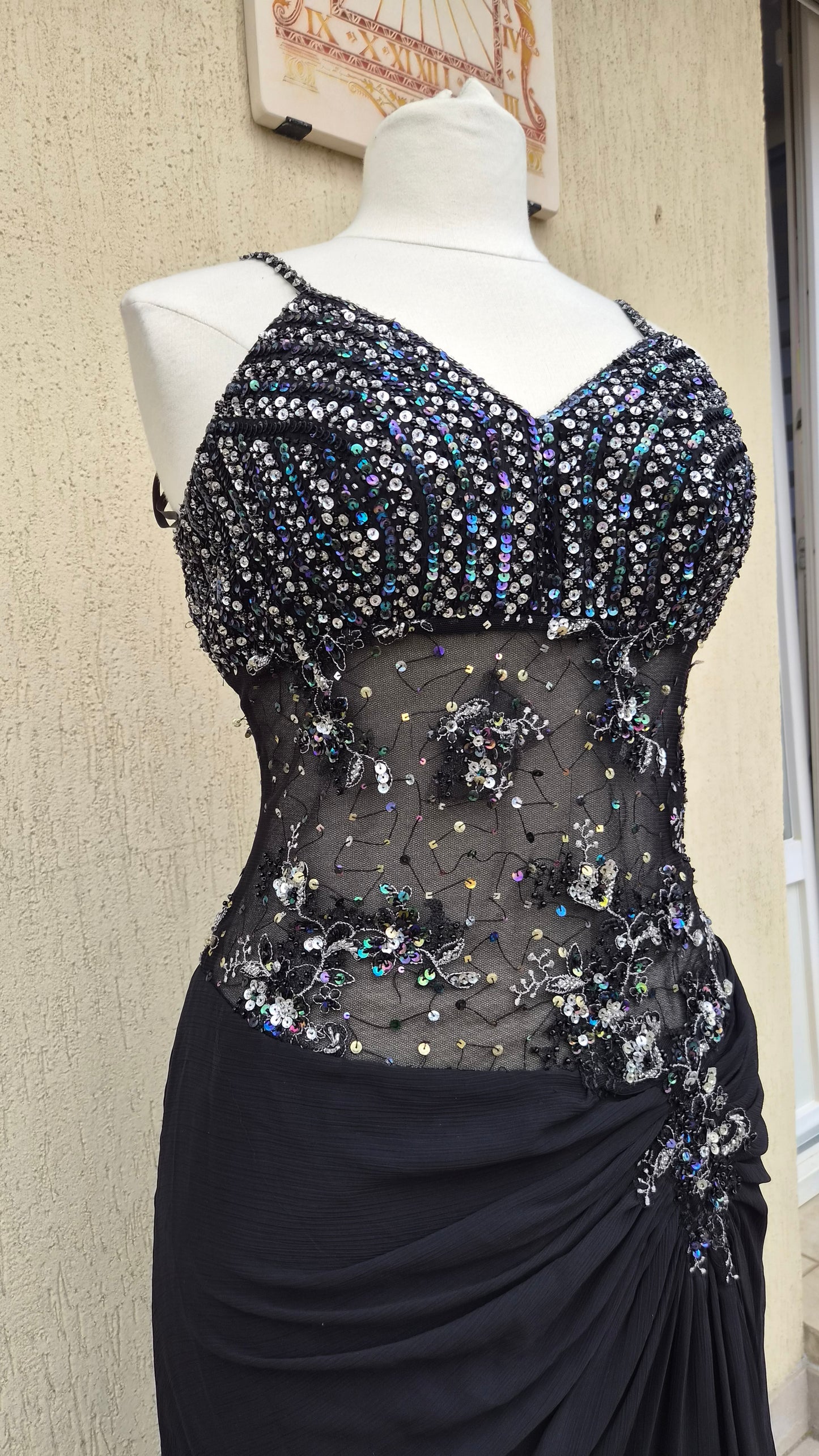 Robe noire détails broderies