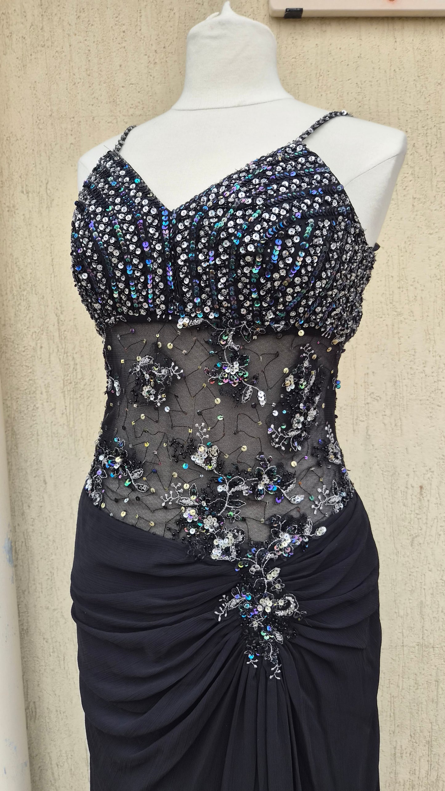 Robe noire détails broderies
