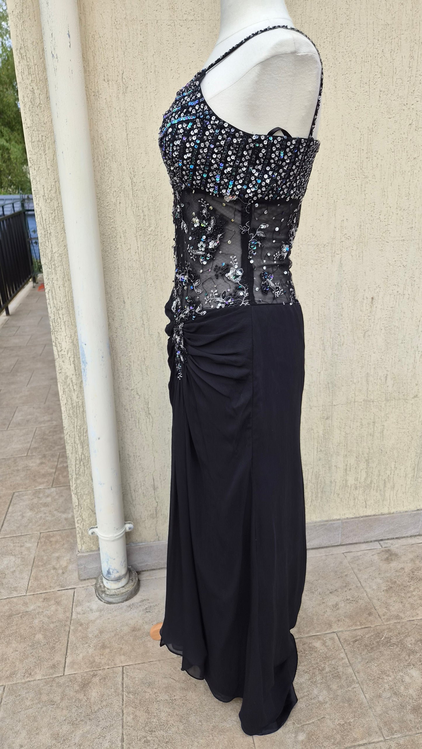 Robe noire détails broderies