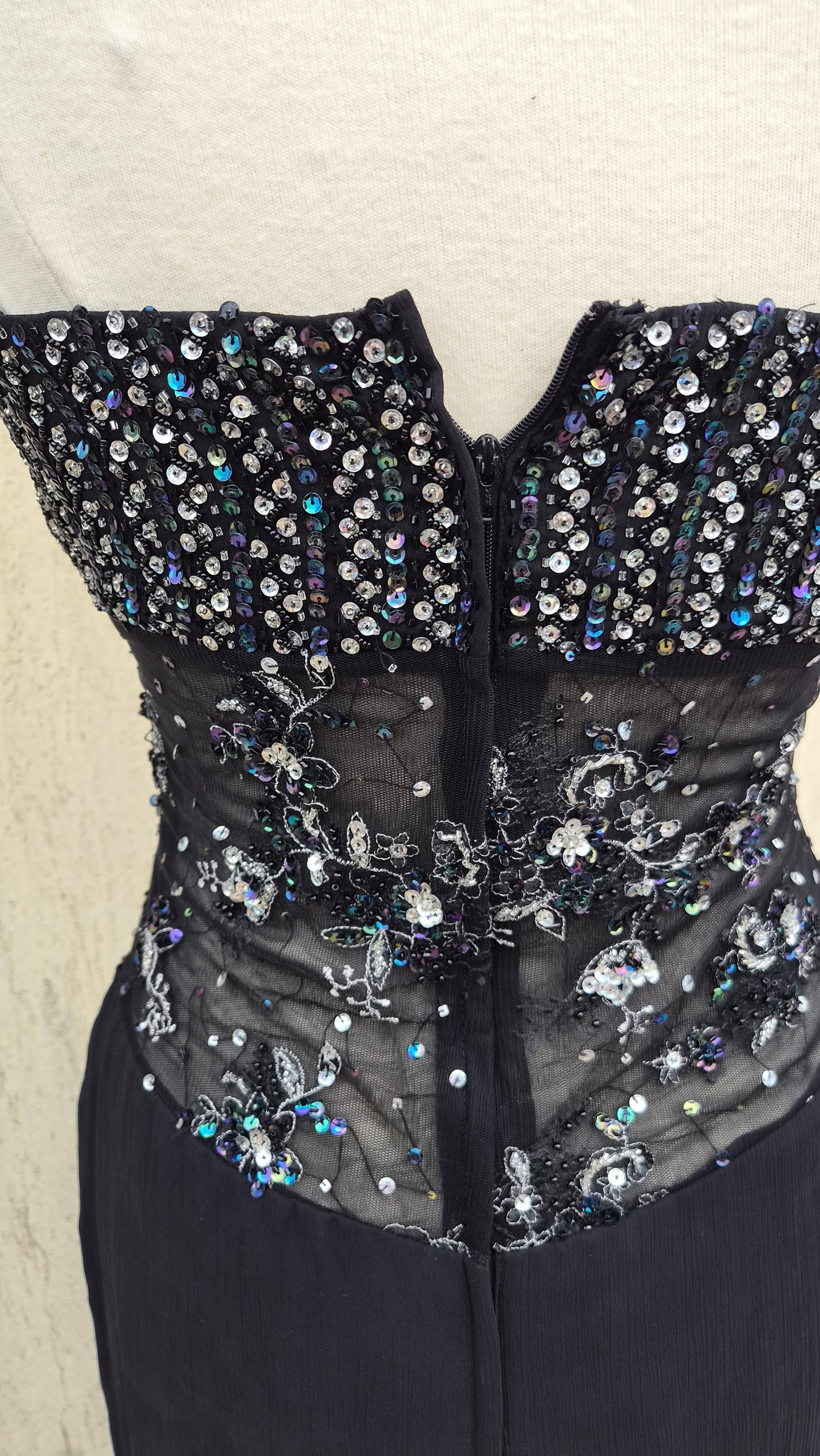 Robe noire détails broderies