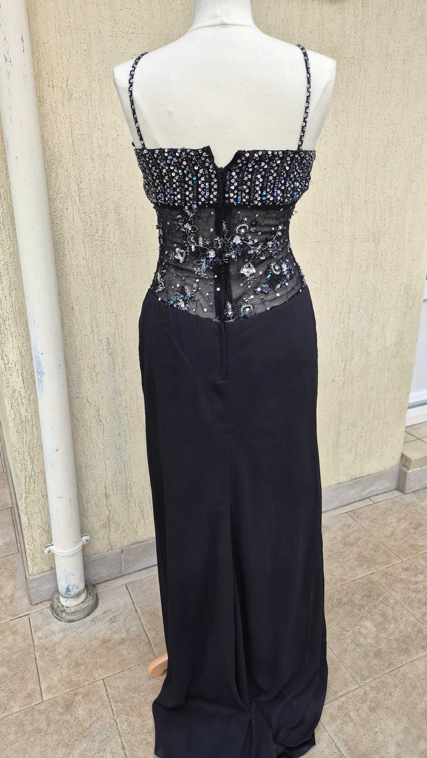 Robe noire détails broderies