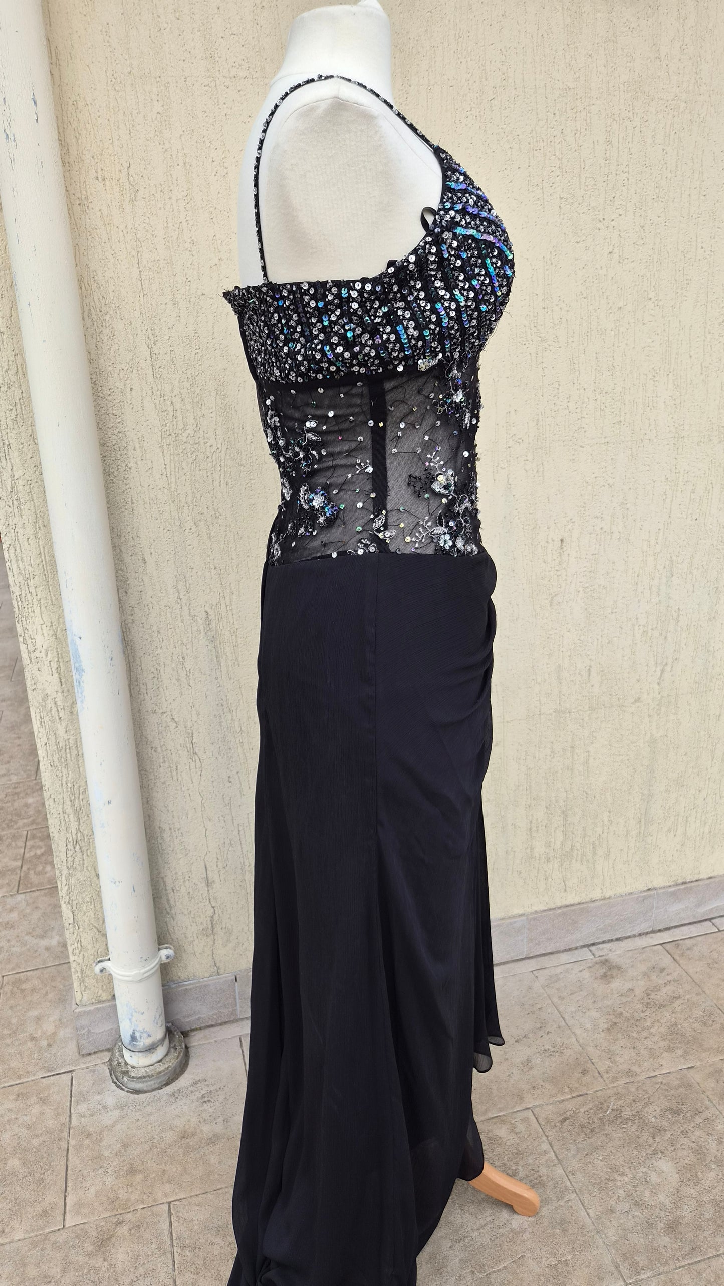 Robe noire détails broderies