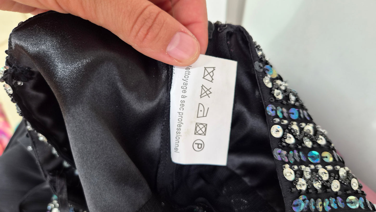 Robe noire détails broderies
