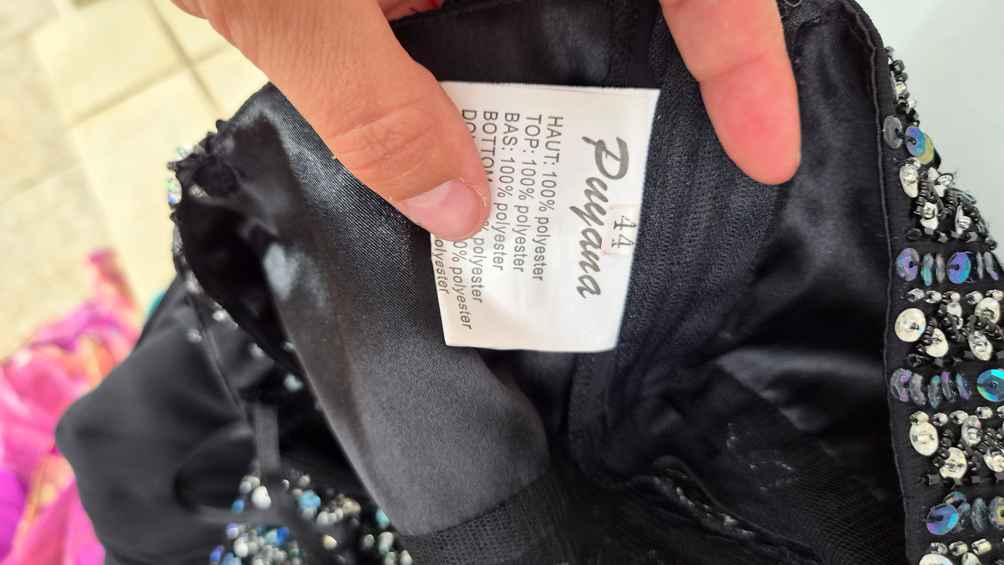 Robe noire détails broderies