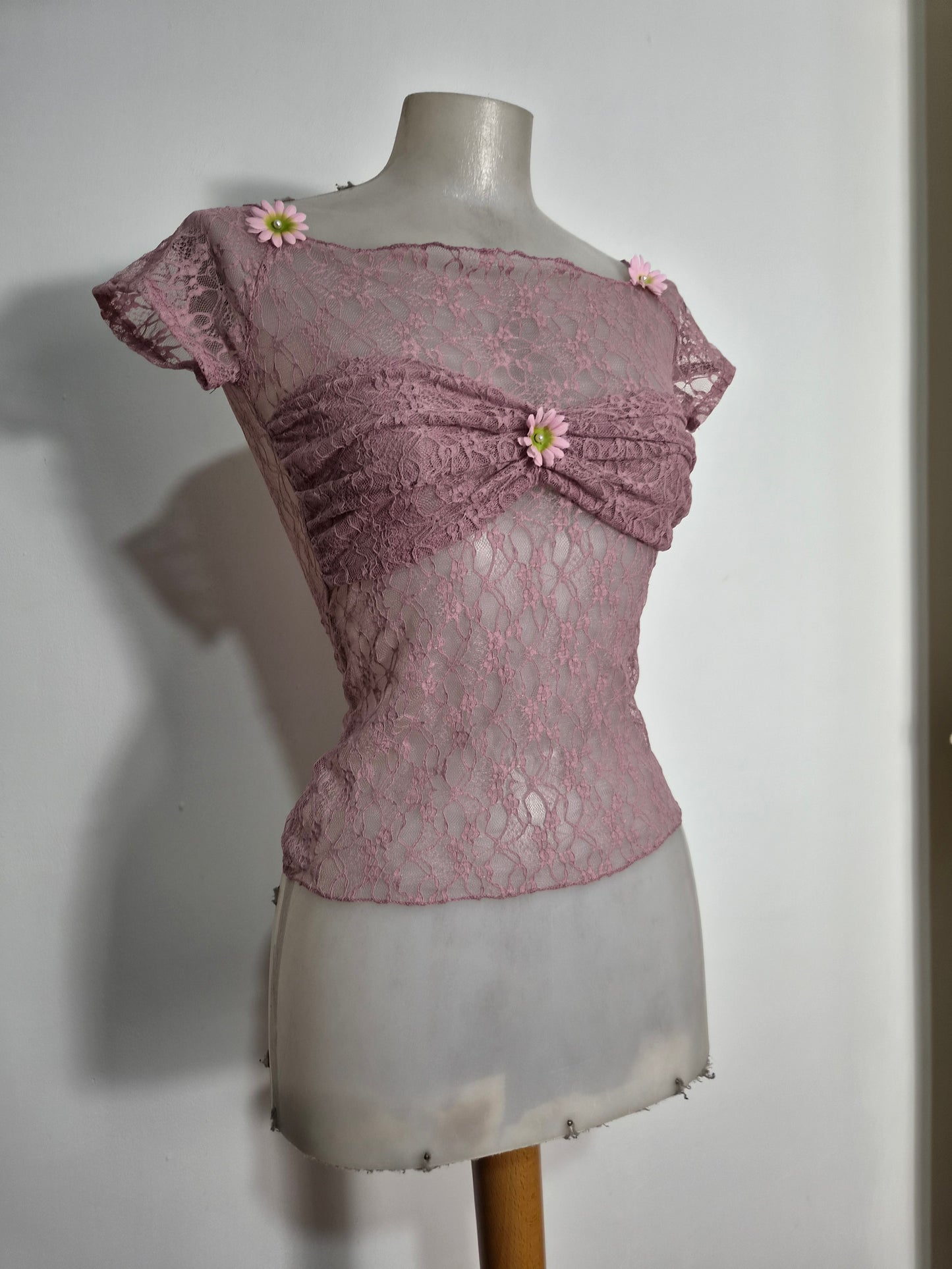 Haut en dentelle rose