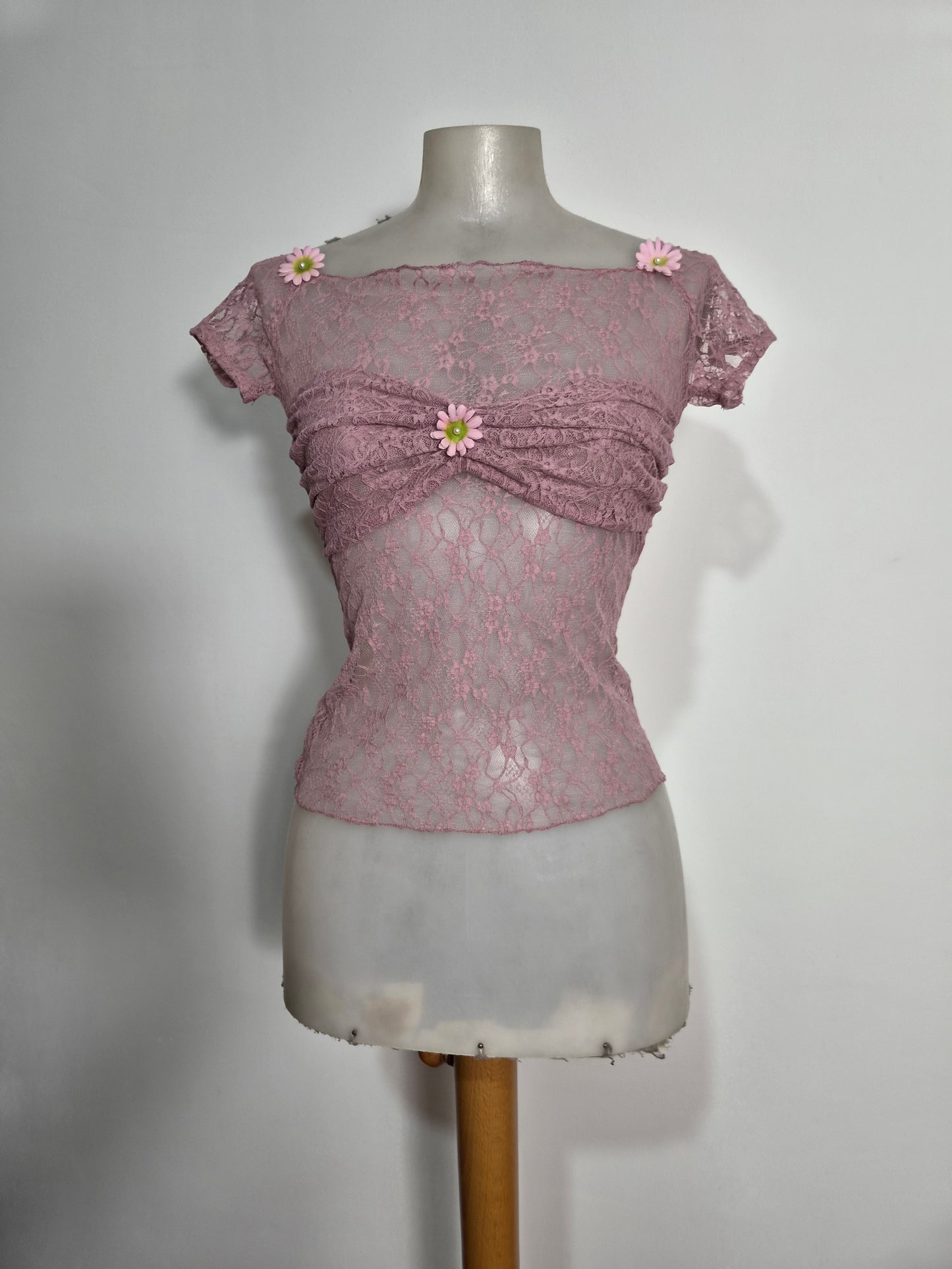 Haut en dentelle rose