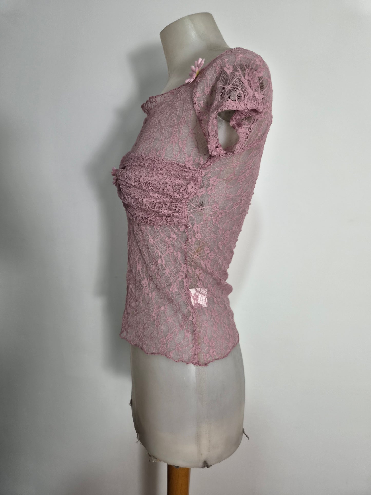 Haut en dentelle rose