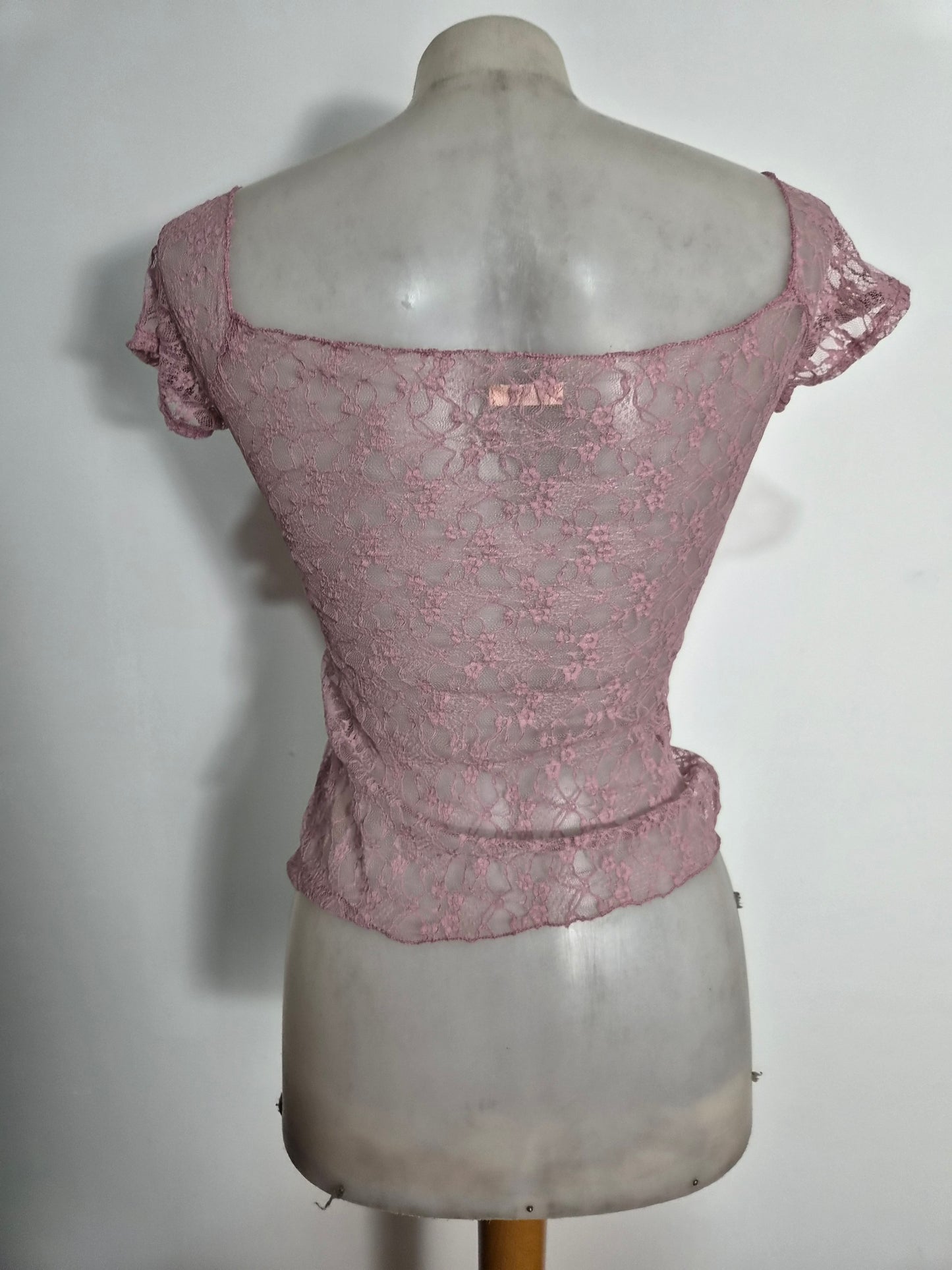 Haut en dentelle rose