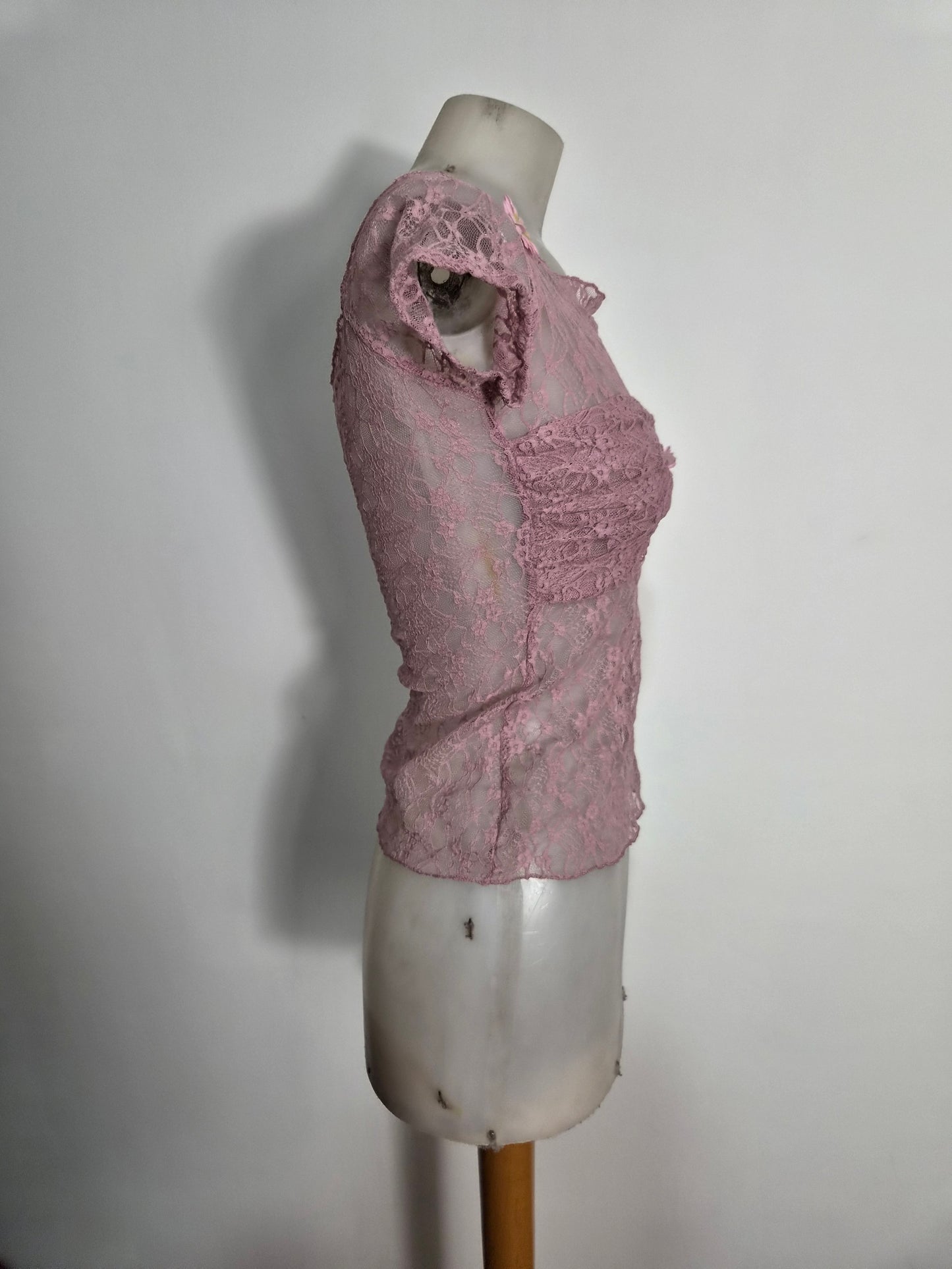 Haut en dentelle rose