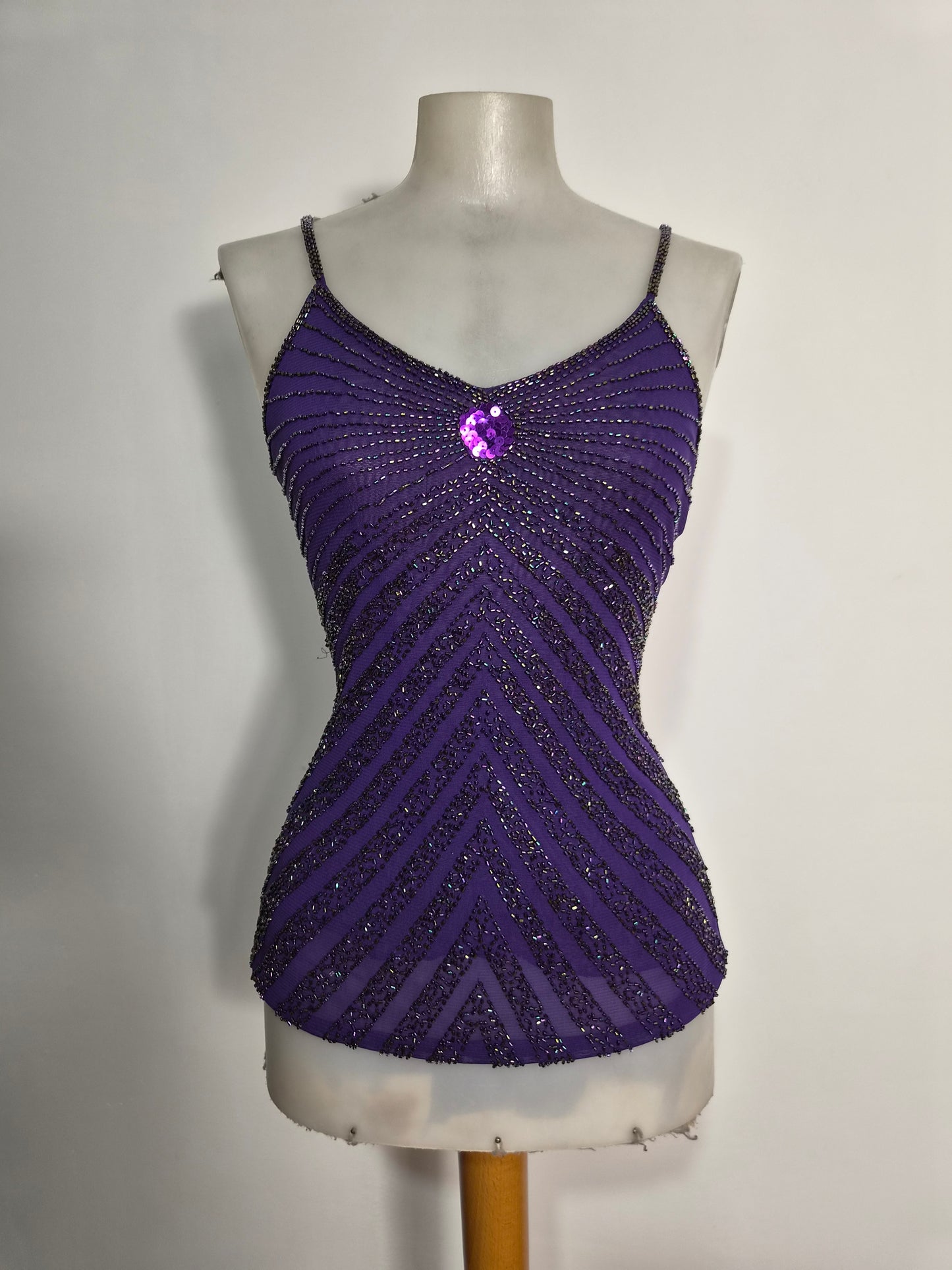 Haut violet brodé de perles