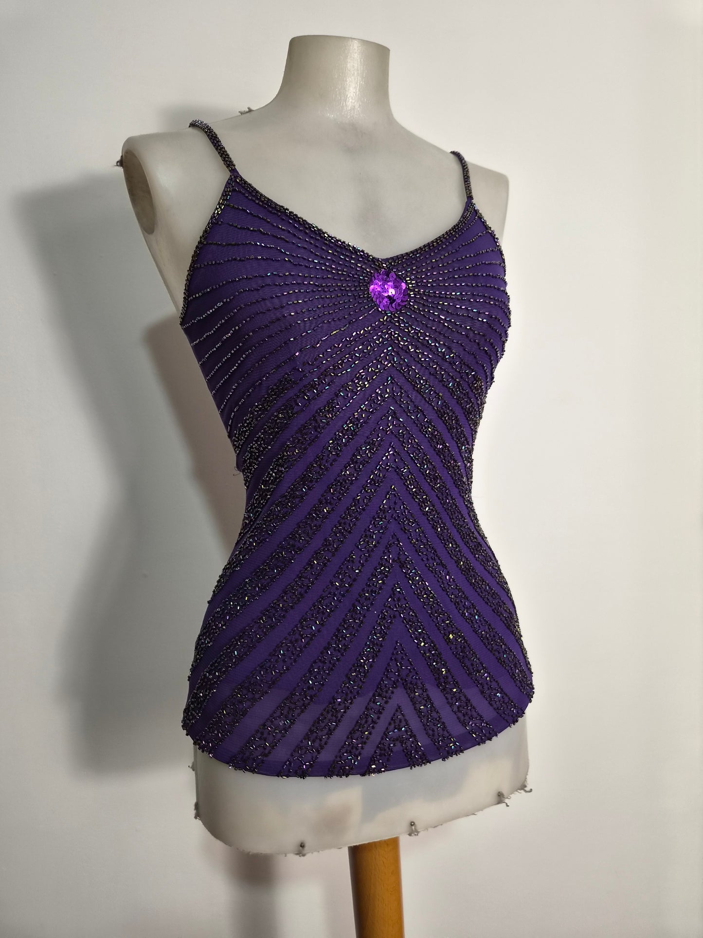 Haut violet brodé de perles