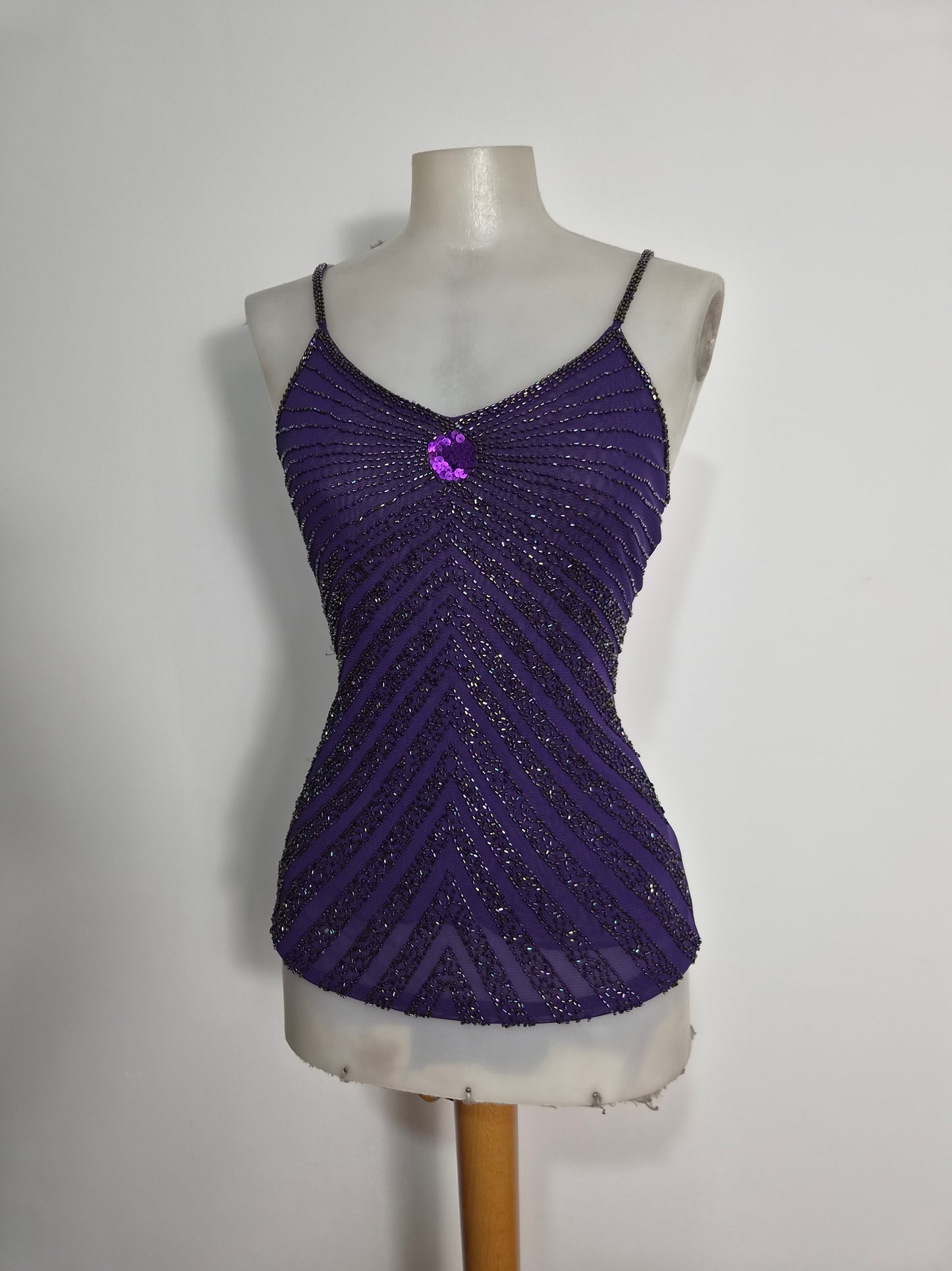 Haut violet brodé de perles