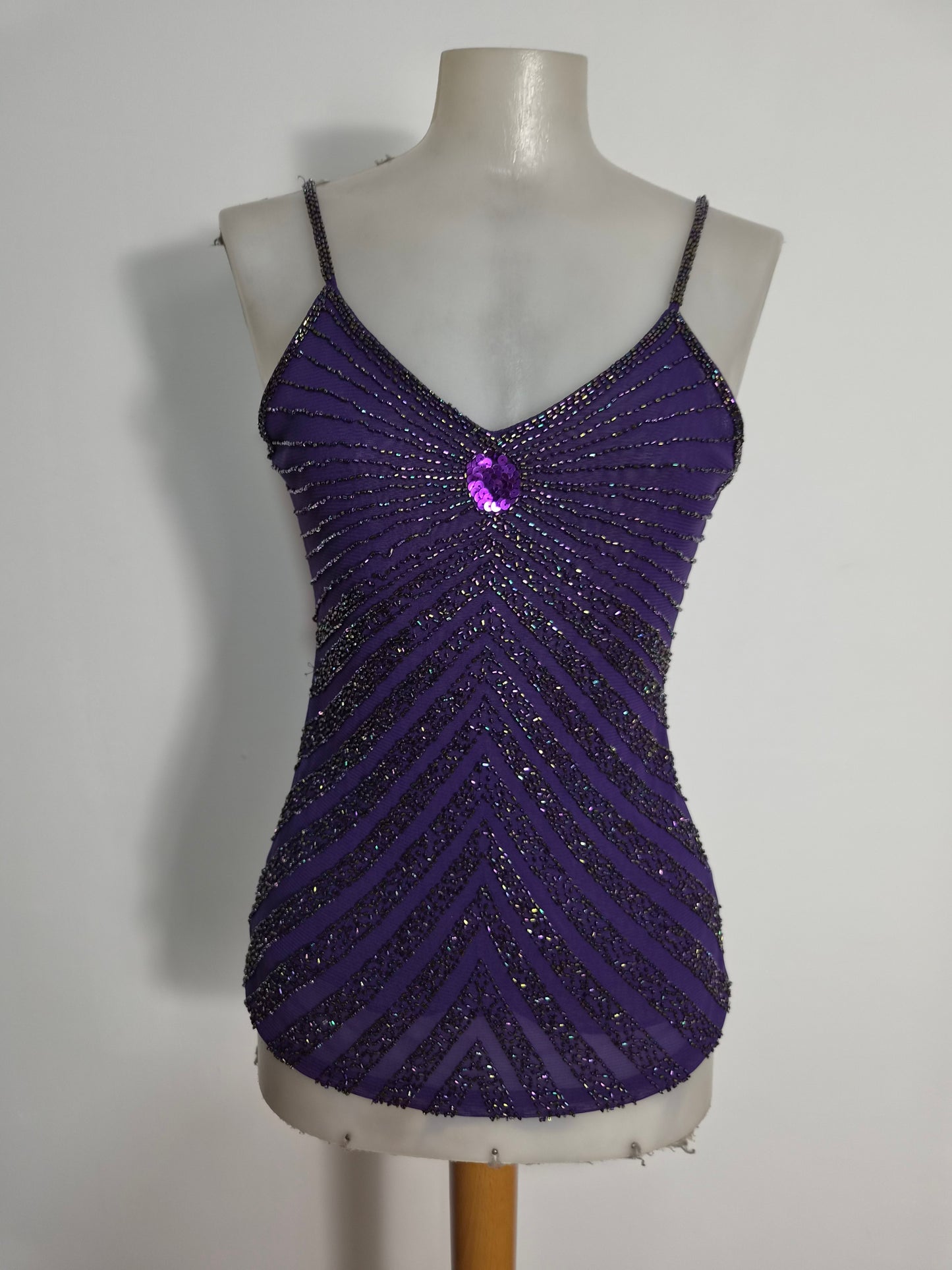 Haut violet brodé de perles