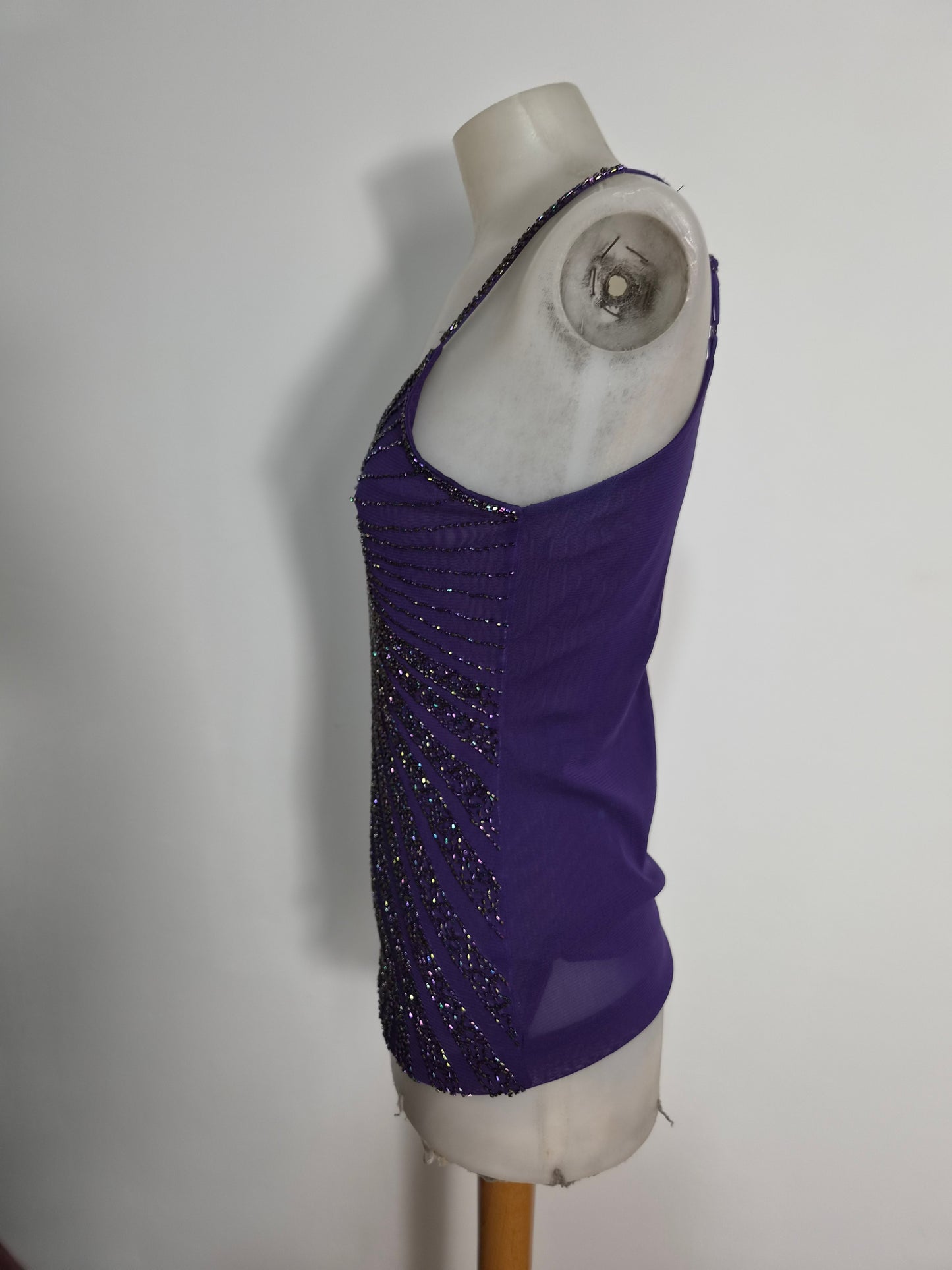 Haut violet brodé de perles