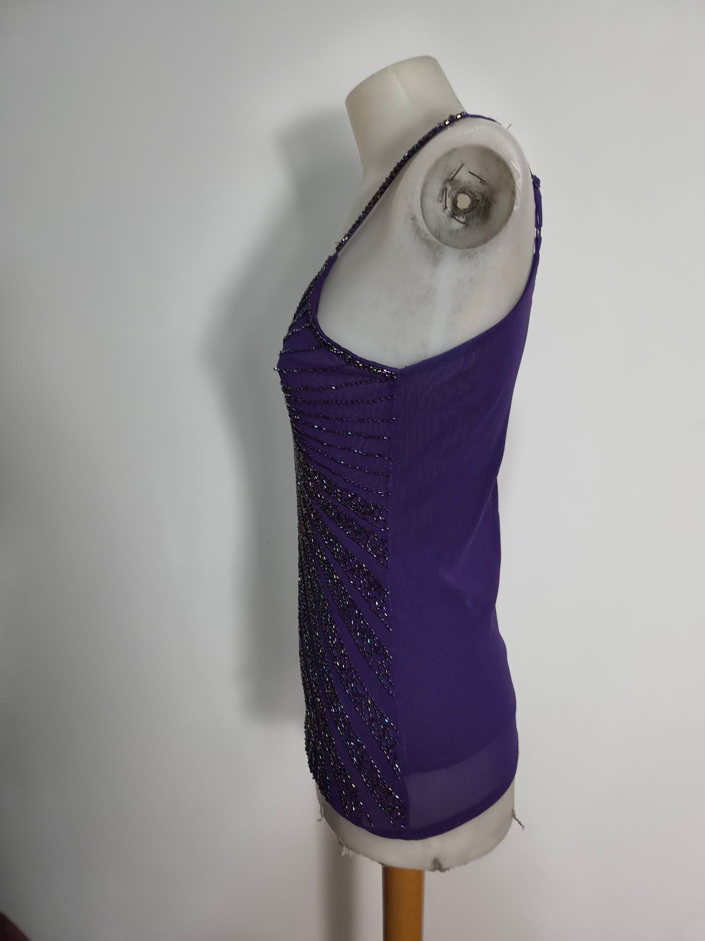 Haut violet brodé de perles