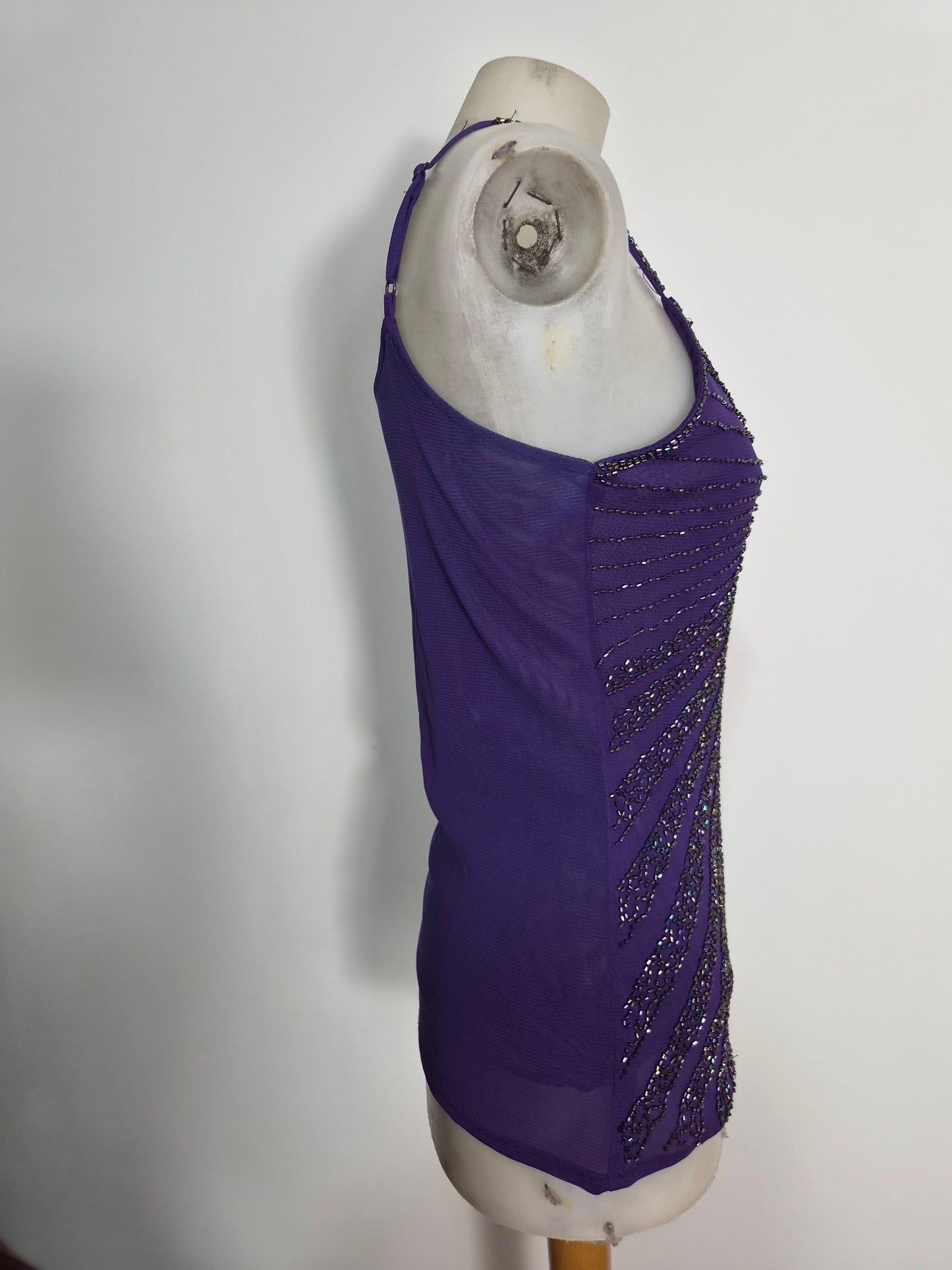 Haut violet brodé de perles
