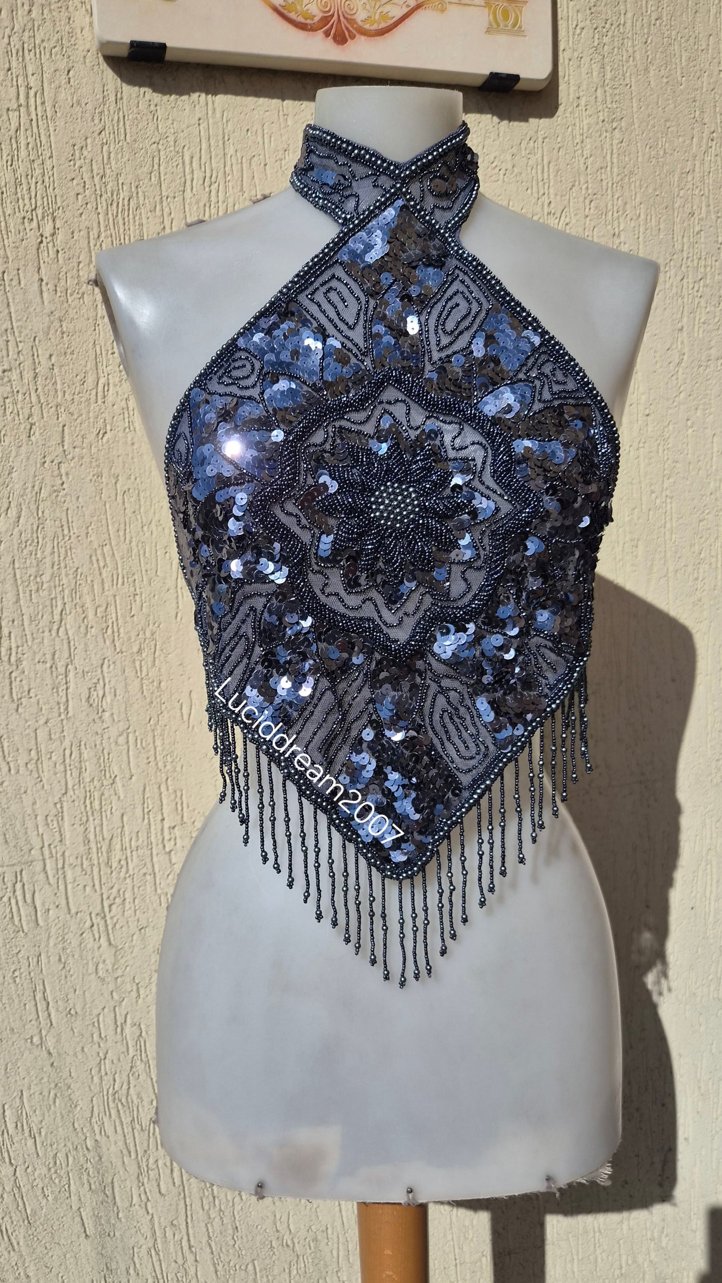 Haut dos nu gris brodé de perles et sequins