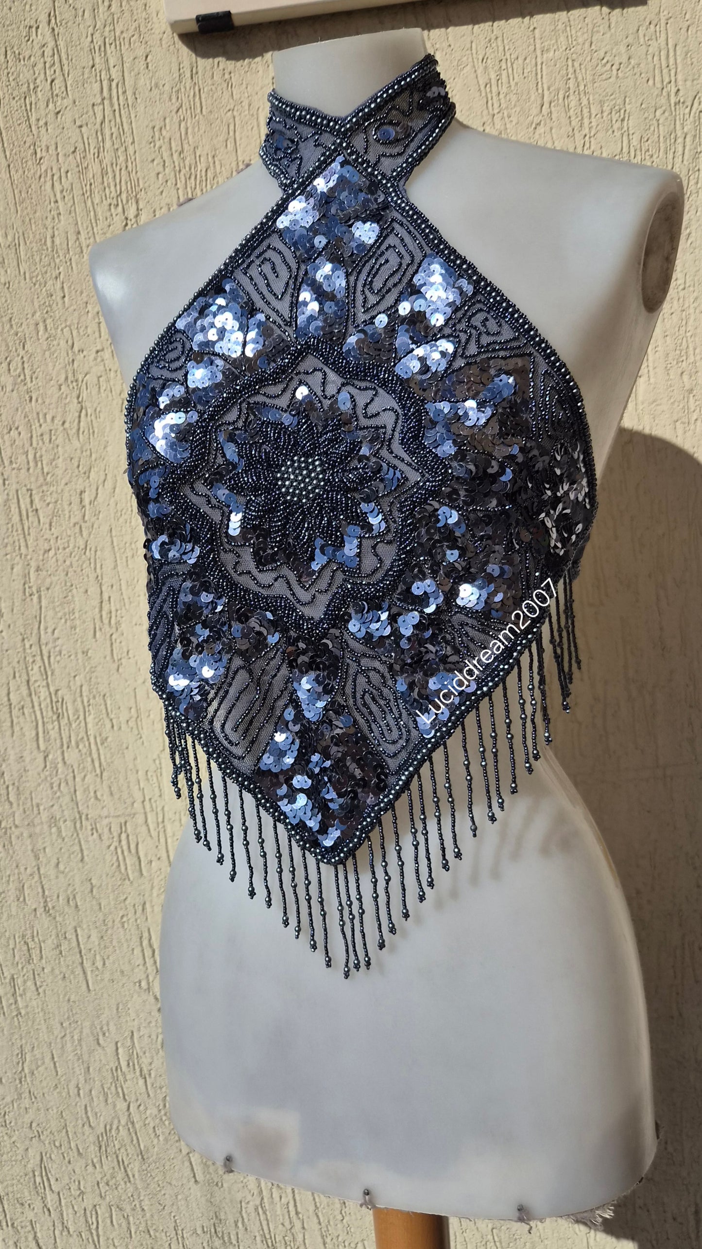 Haut dos nu gris brodé de perles et sequins