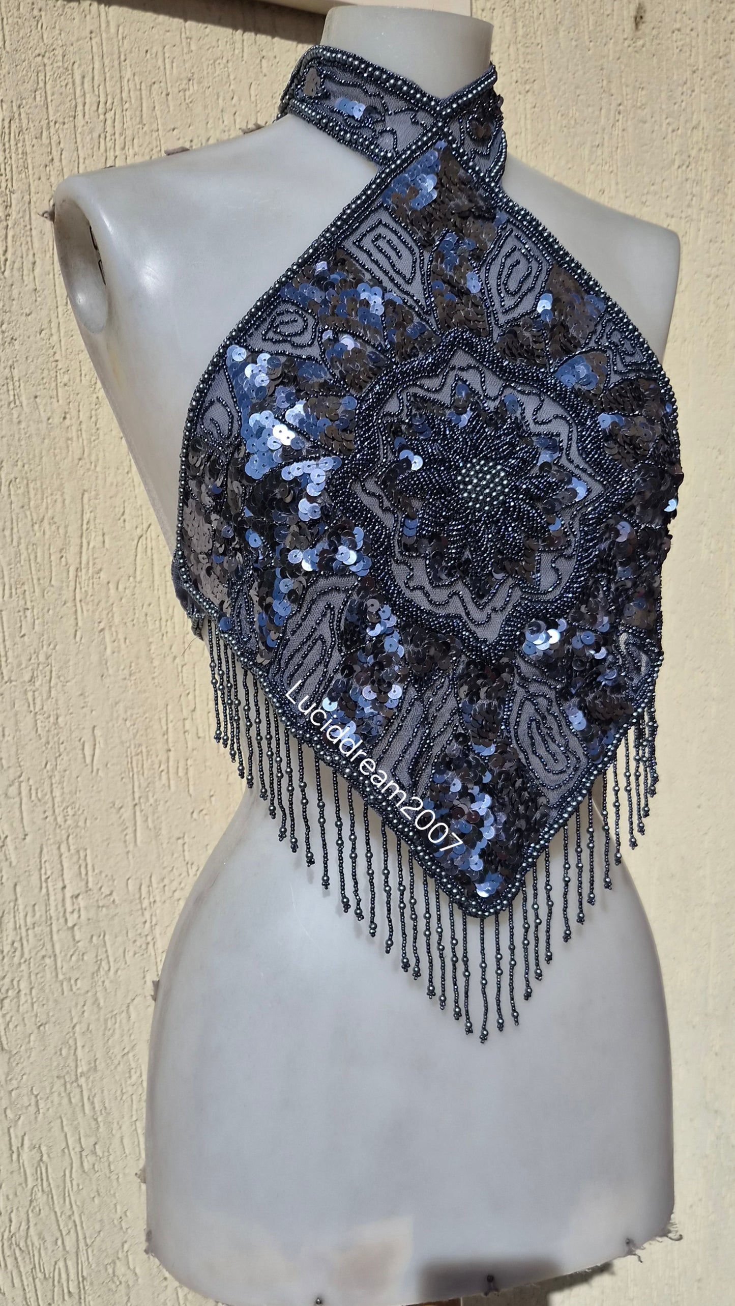 Haut dos nu gris brodé de perles et sequins