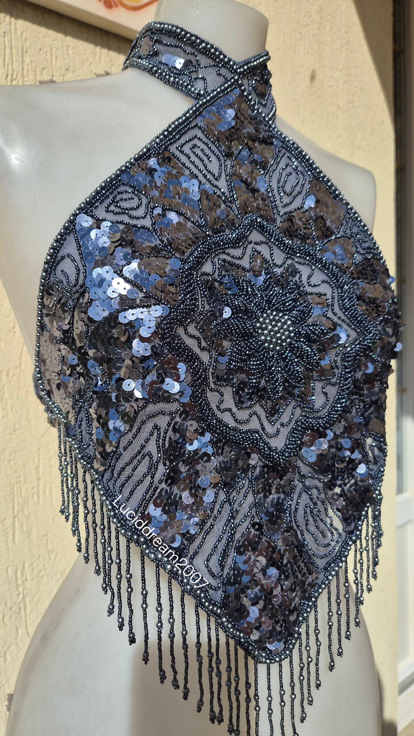 Haut dos nu gris brodé de perles et sequins