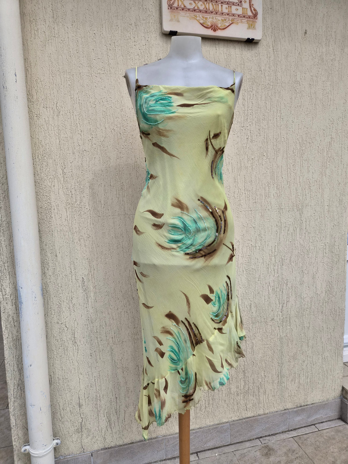 Robe verte en soie florale brodée