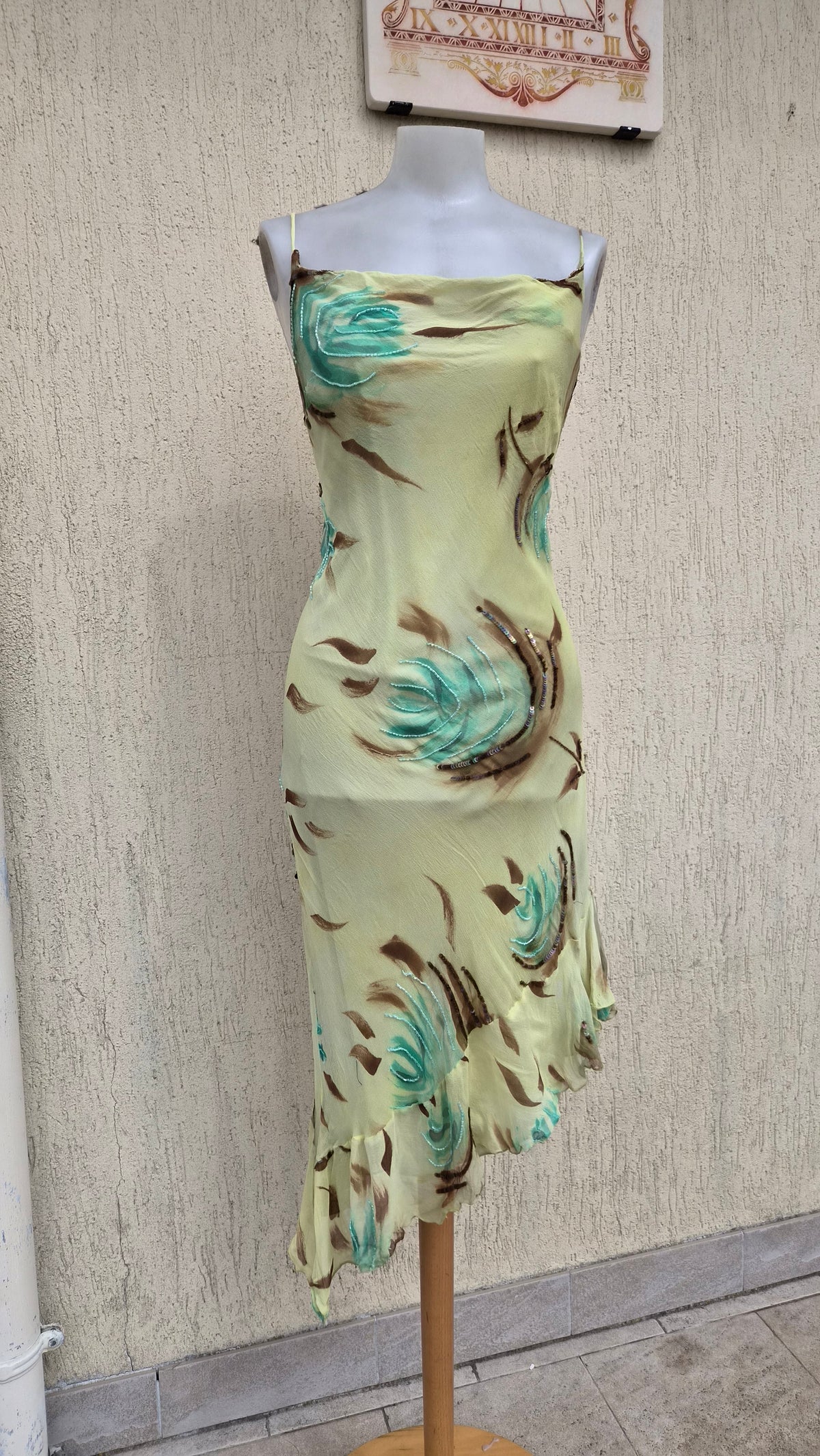 Robe verte en soie florale brodée