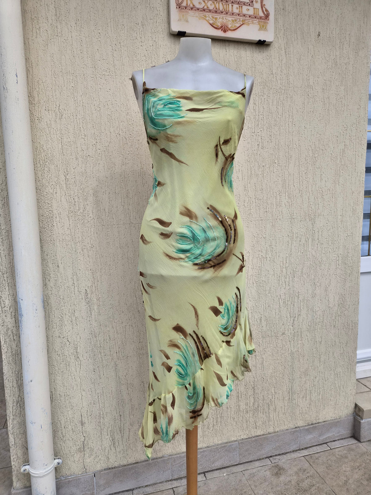 Robe verte en soie florale brodée