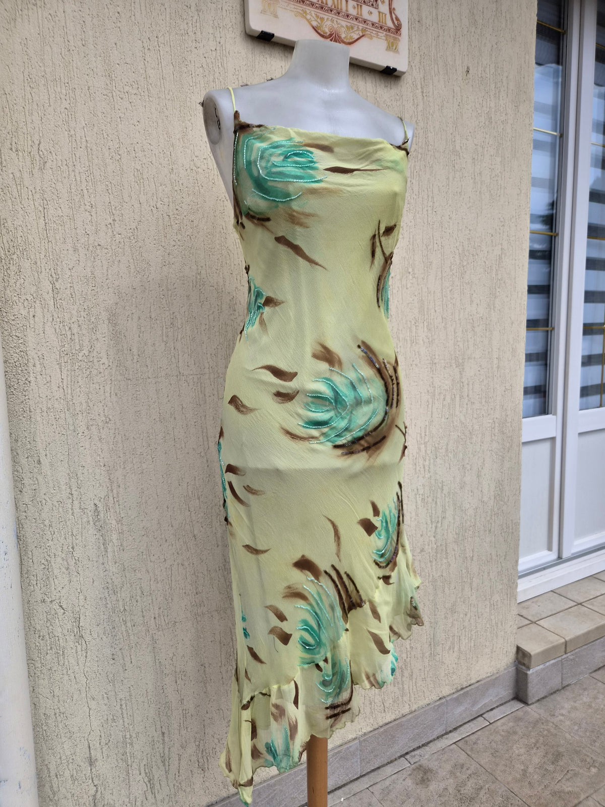 Robe verte en soie florale brodée