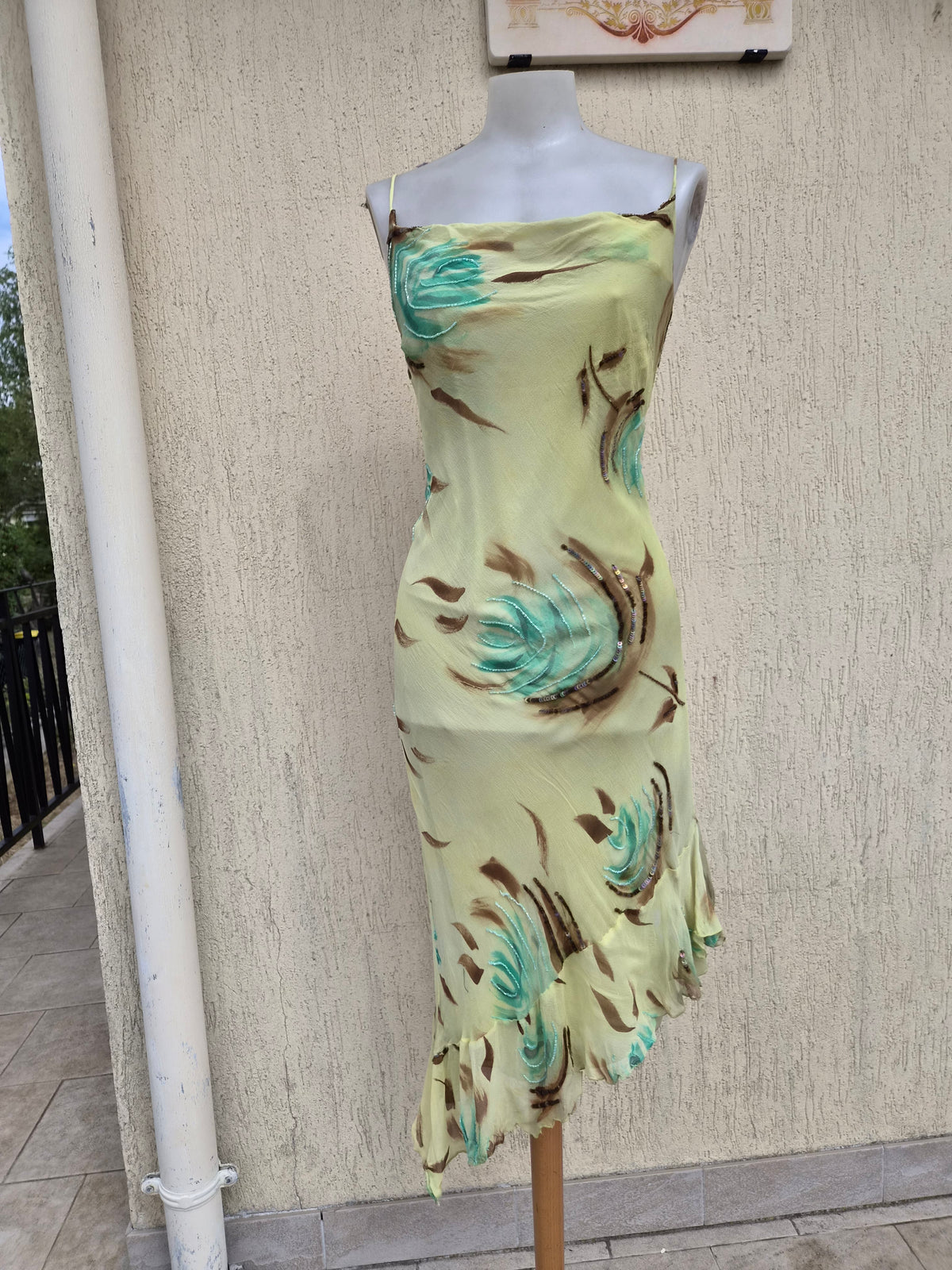 Robe verte en soie florale brodée