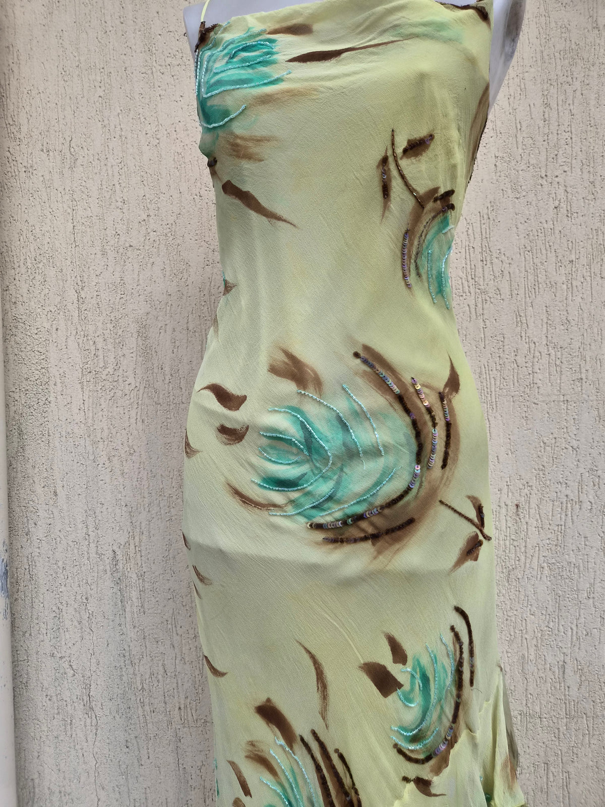 Robe verte en soie florale brodée