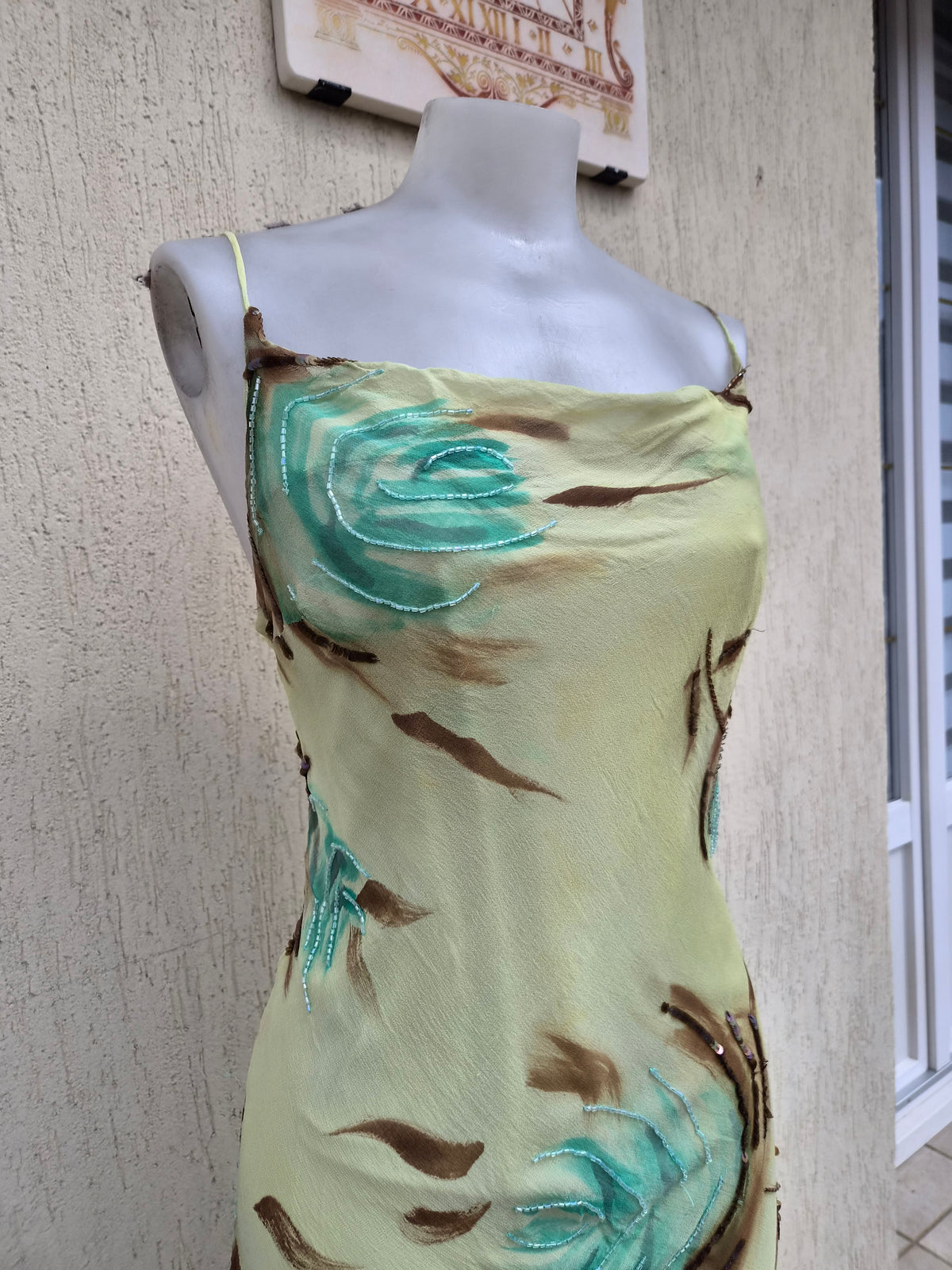 Robe verte en soie florale brodée