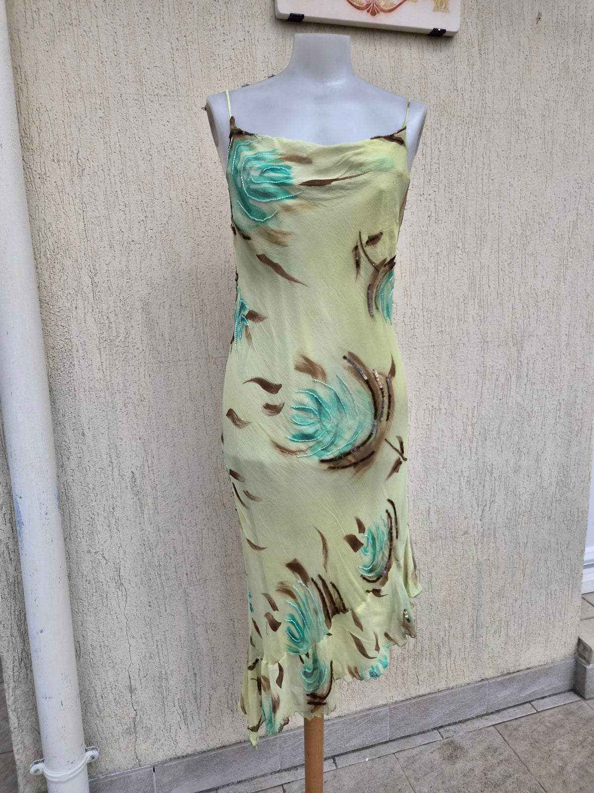 Robe verte en soie florale brodée